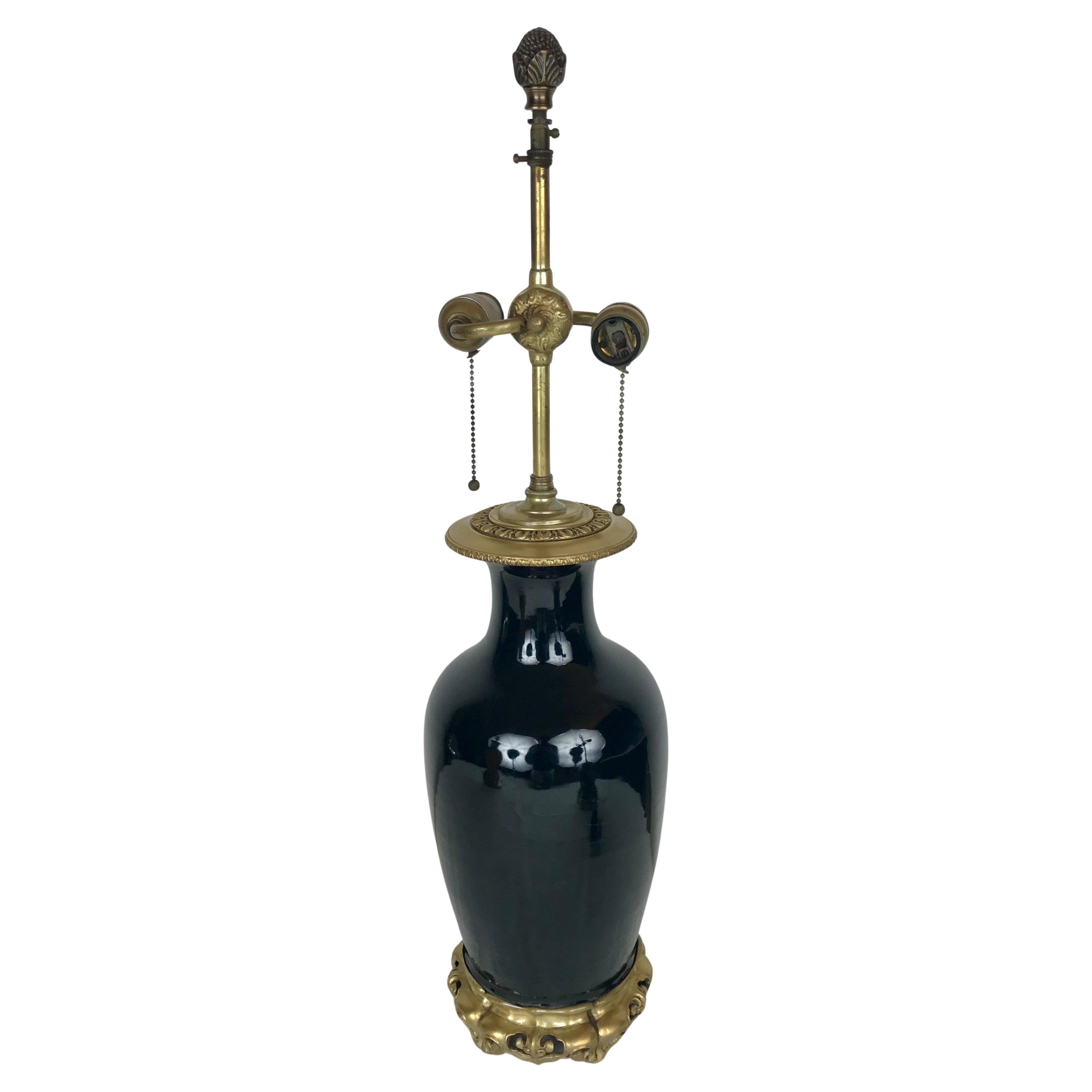 Lampada cinese in porcellana smaltata nera con supporti in metallo dorato in vendita