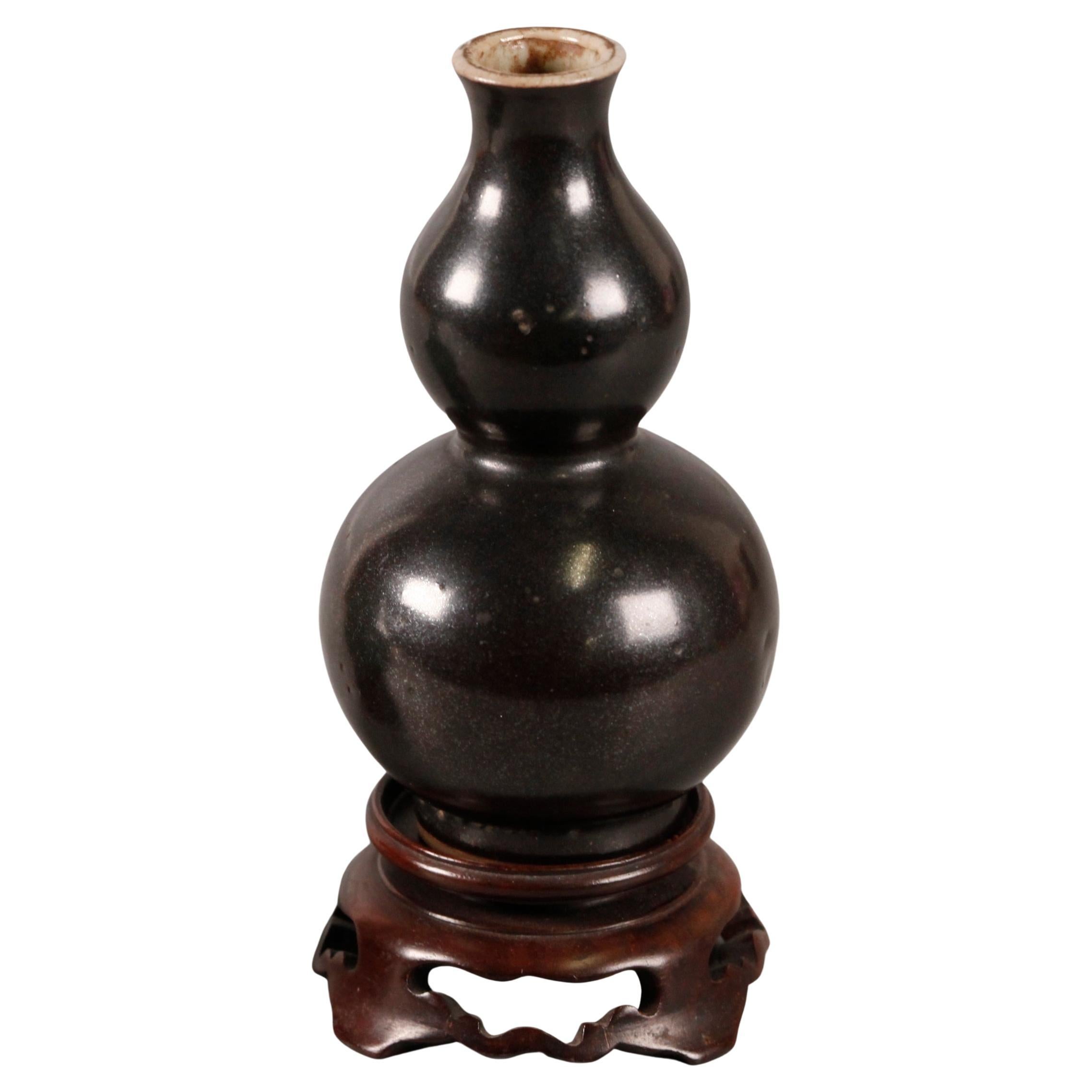 Chinese black glazed porcelain vase, 18th c.