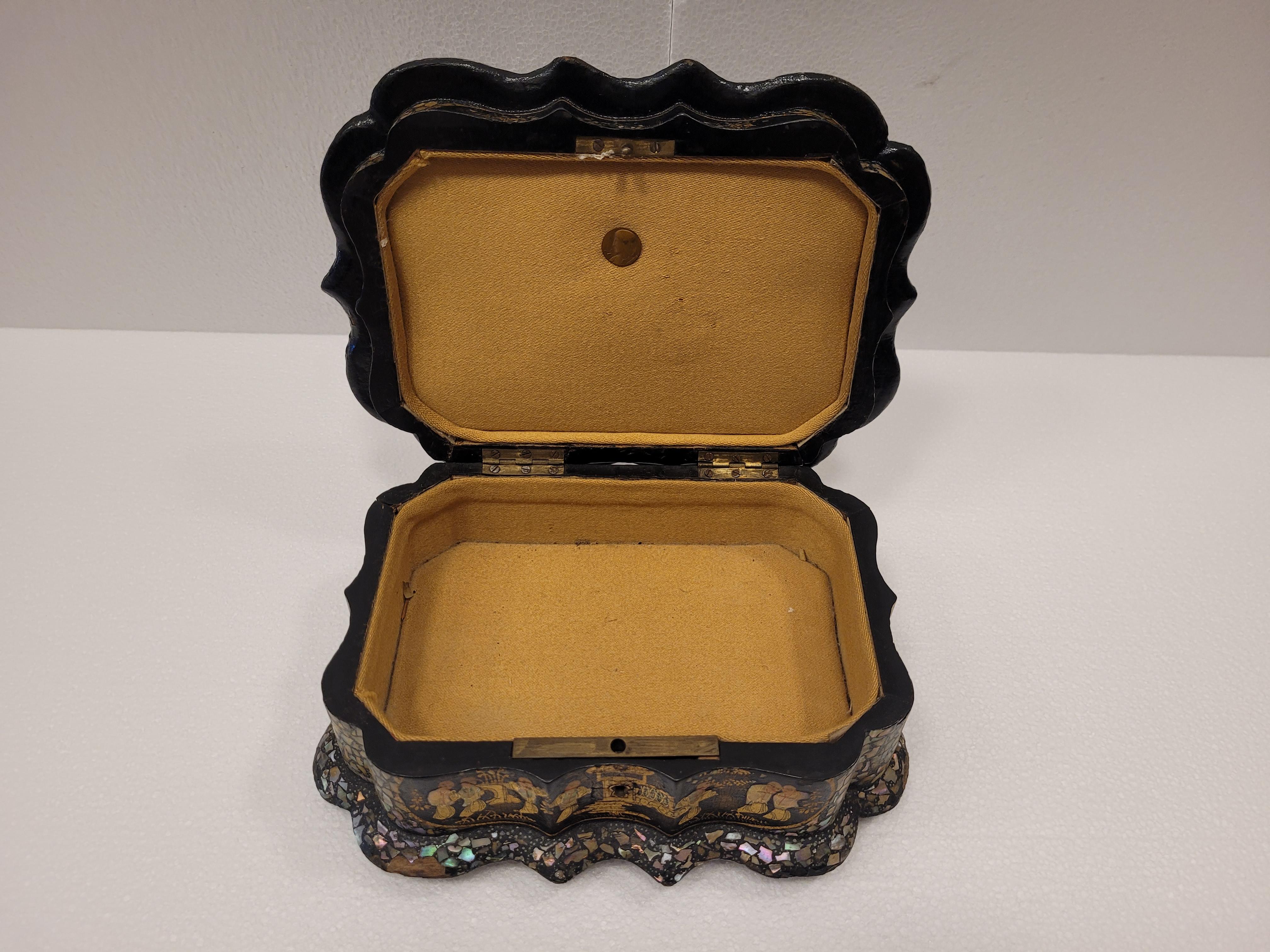  Chinese black gold Jewelry Box, yellow silk For Sale 8