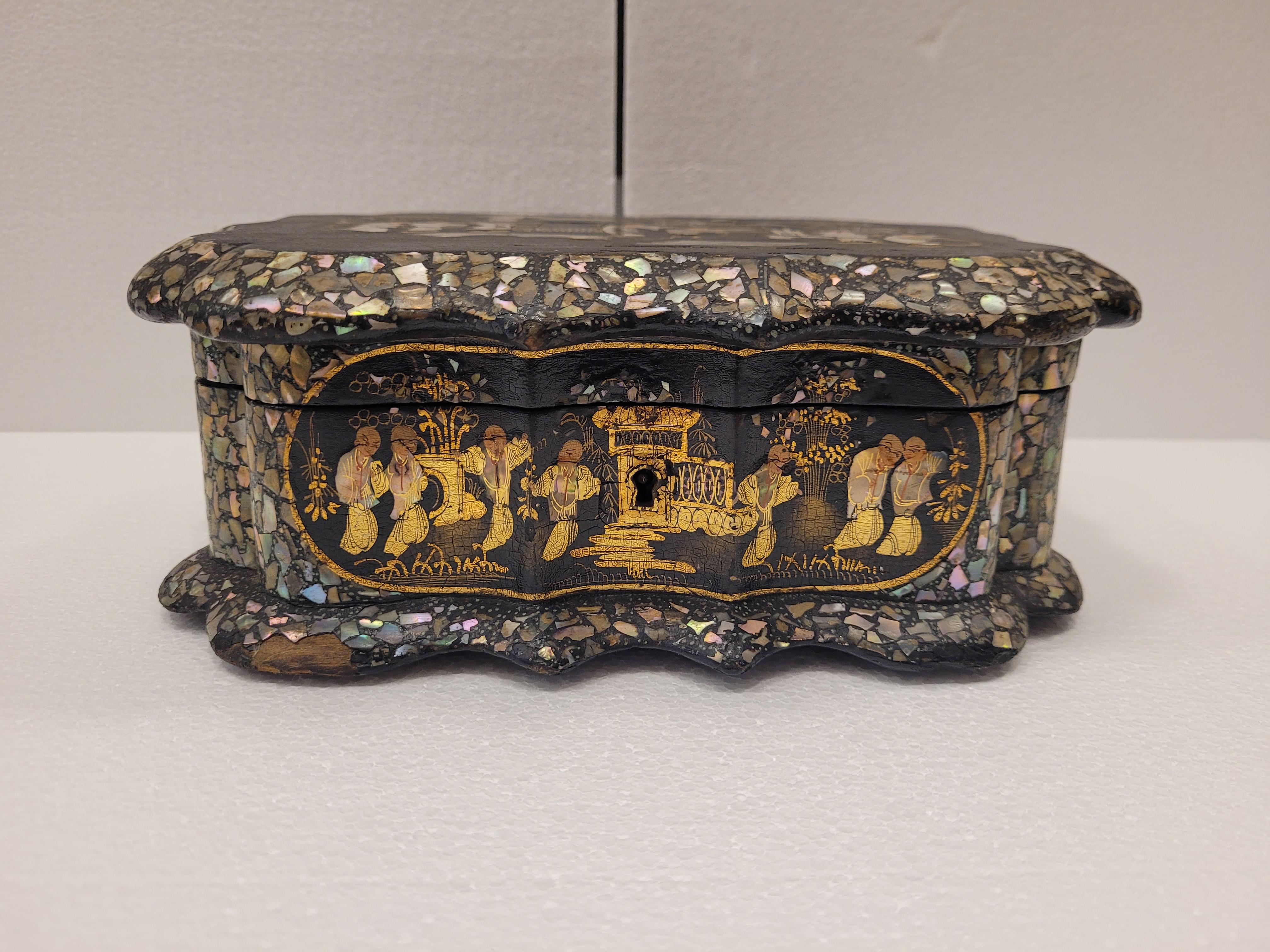  Chinese black gold Jewelry Box, yellow silk In Good Condition For Sale In VALLADOLID, ES
