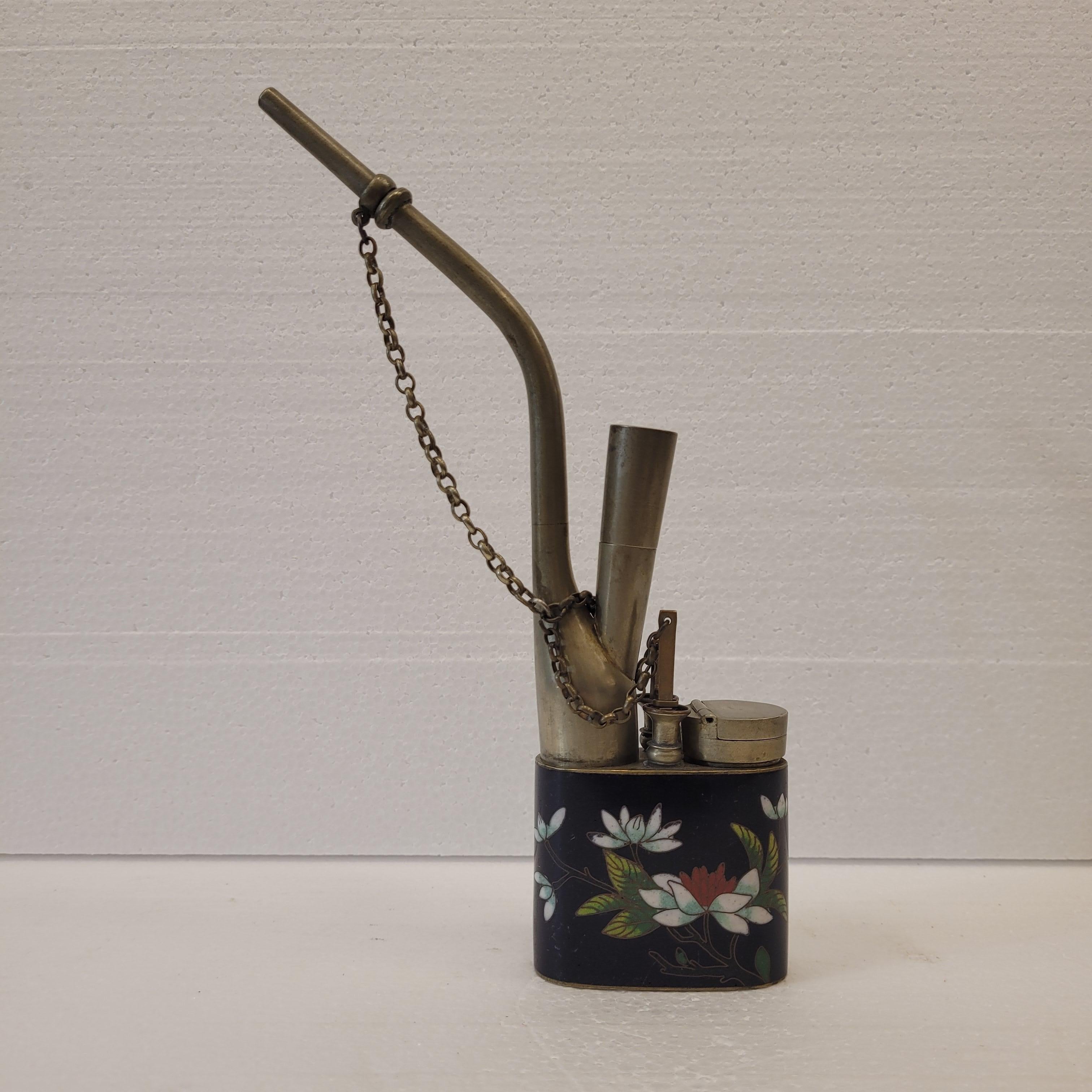 Amazing and beautiful Chinese cloisonné opium pipe, enamelled with loto flowers, character marks to the base, 28cm high
Astonishing opium pipe with motifs in cloisonné enamel and metal, Chinese work from the end of the 19th century.
It has a