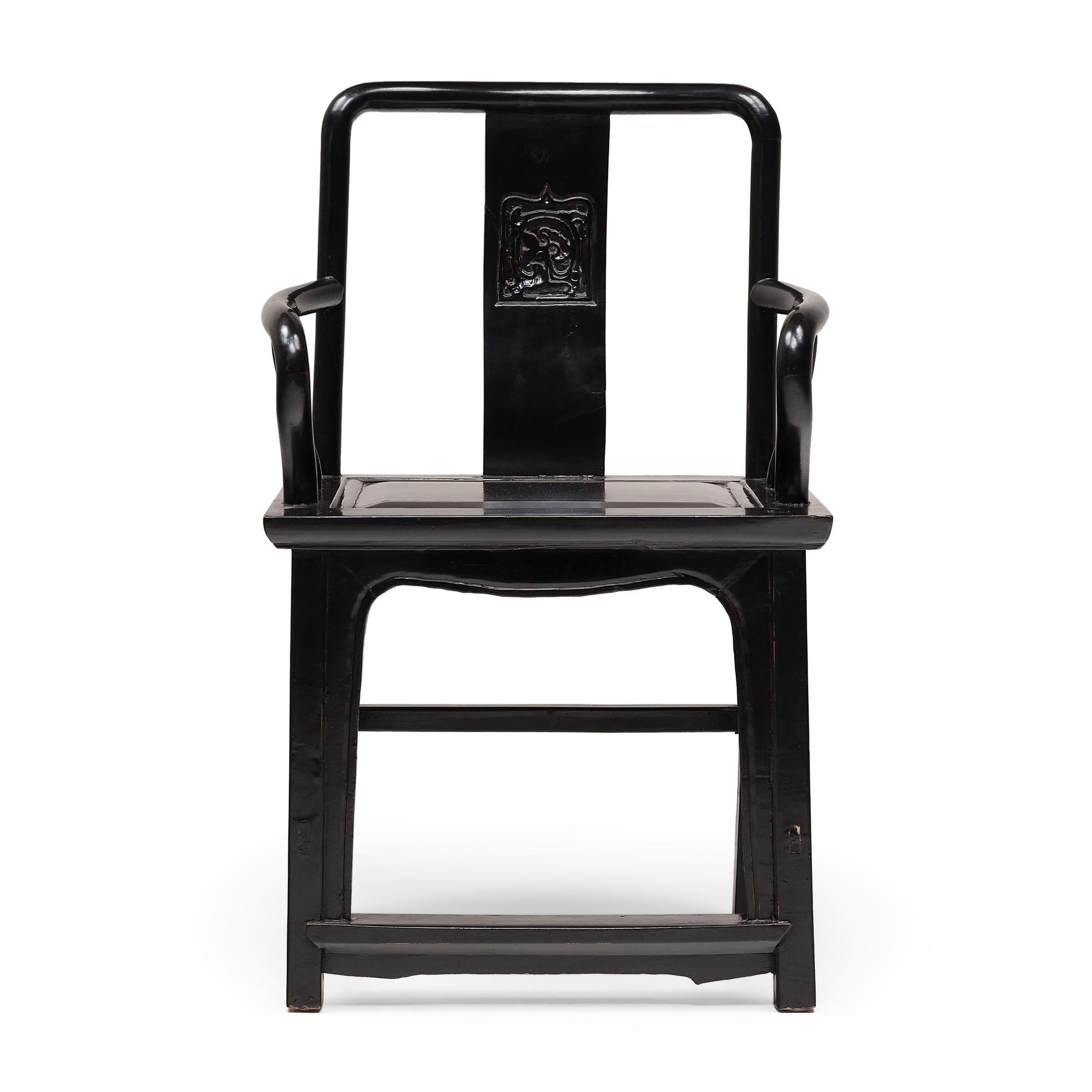 Con sus líneas fuertes y su estatura erguida, este imponente mueble fue la silla elegida por un administrador del siglo XIX en el norte de China. Conocidos como guanmaoyi o sillones con sombrero de funcionario, estos sillones se definen por su