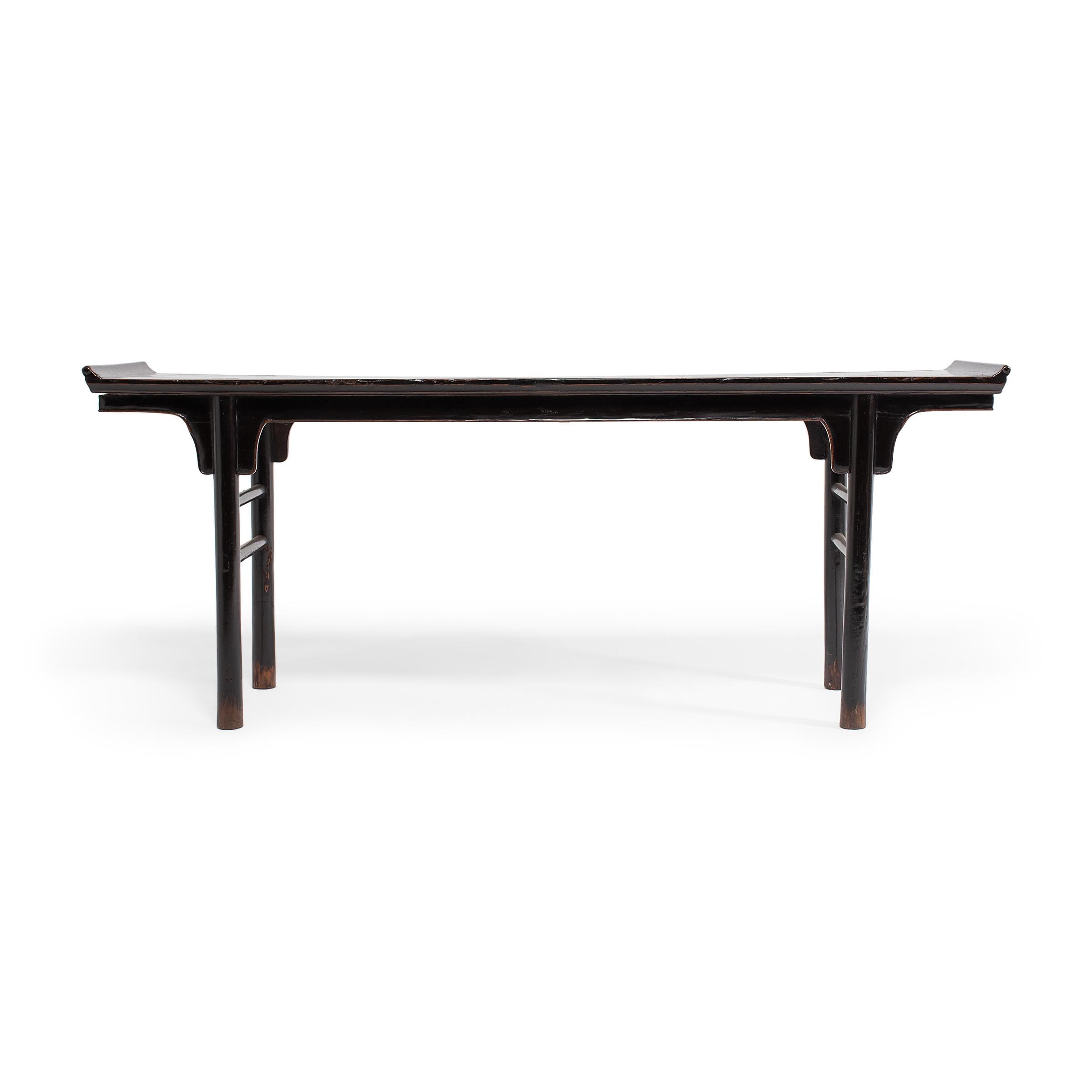 This 19th-century recessed leg table expresses Ming-dynasty tastes with clean lines and a simple silhouette. Used as a home altar for ancestor worship, the table features everted flanges at either end of the top surface, a characteristic taken from