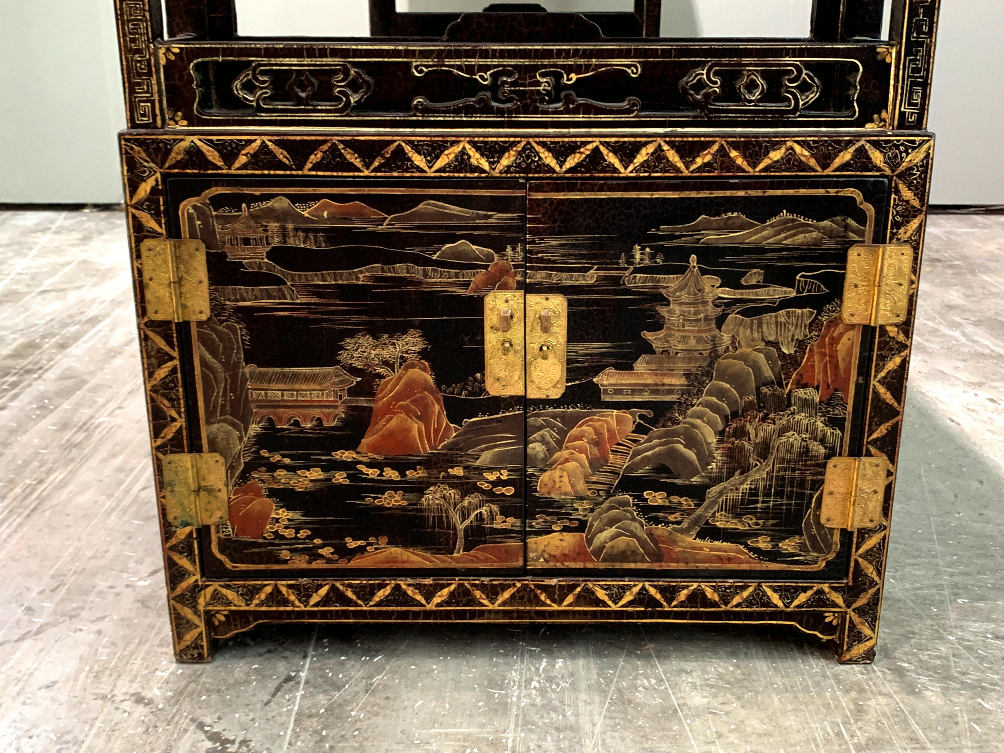 Console chinoise en laque noire et peinture dorée, dynastie Qing, XIXe siècle en vente 7