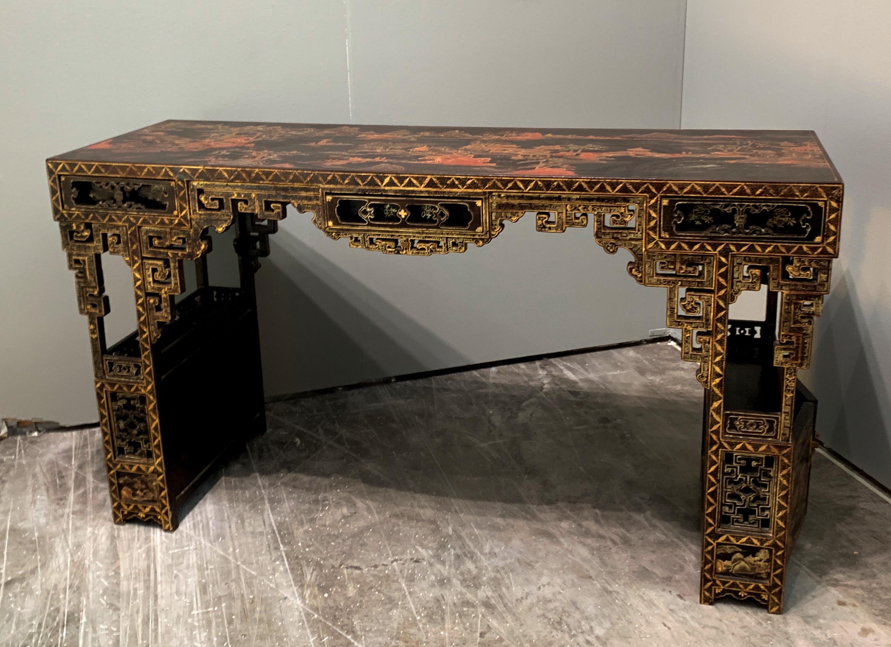 Console chinoise en laque noire et peinture dorée, dynastie Qing, XIXe siècle Bon état - En vente à Austin, TX