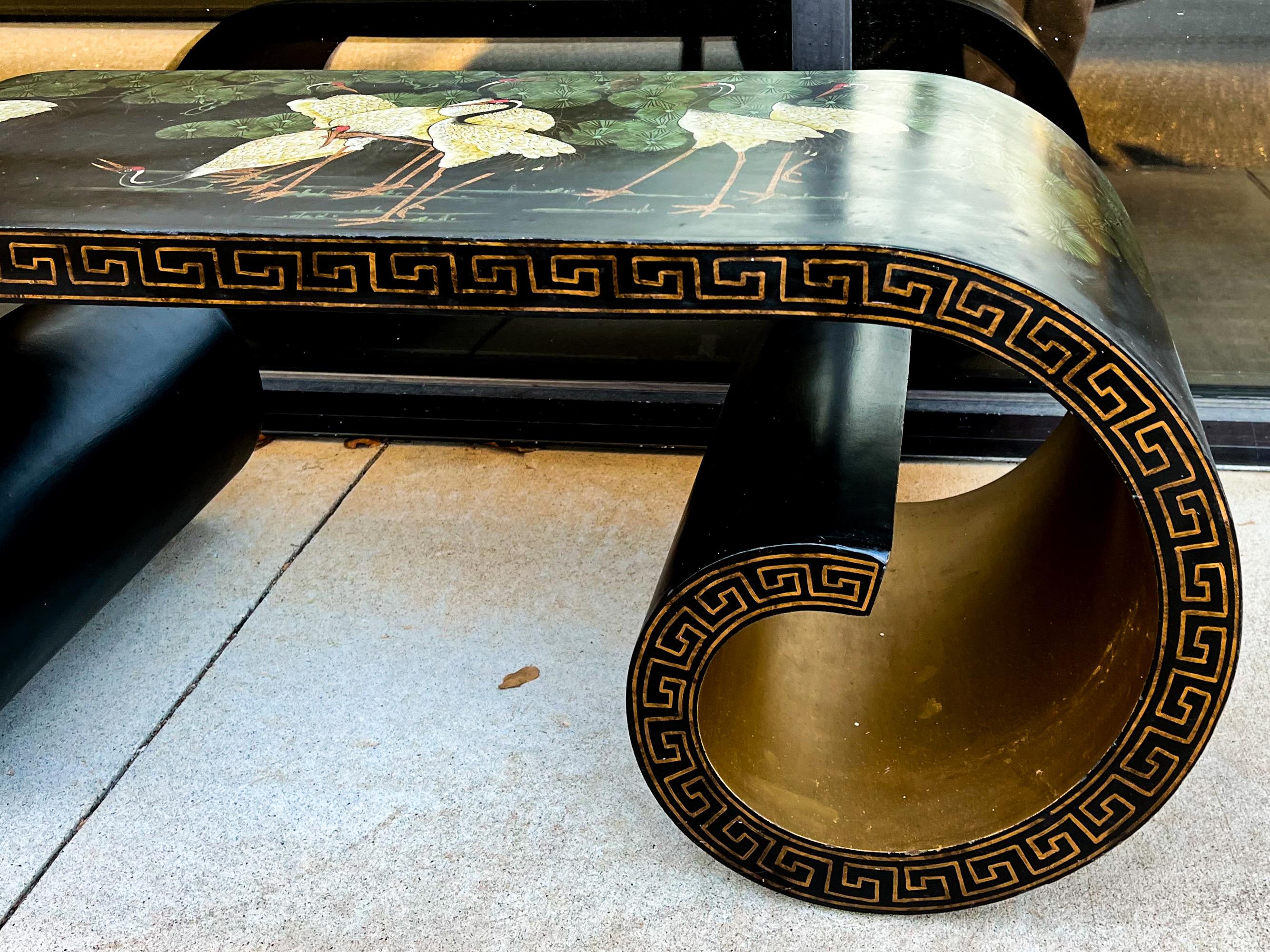 Chinoiseries Table basse chinoise en laque noire et en forme de volutes dorées avec clé / grues grecques