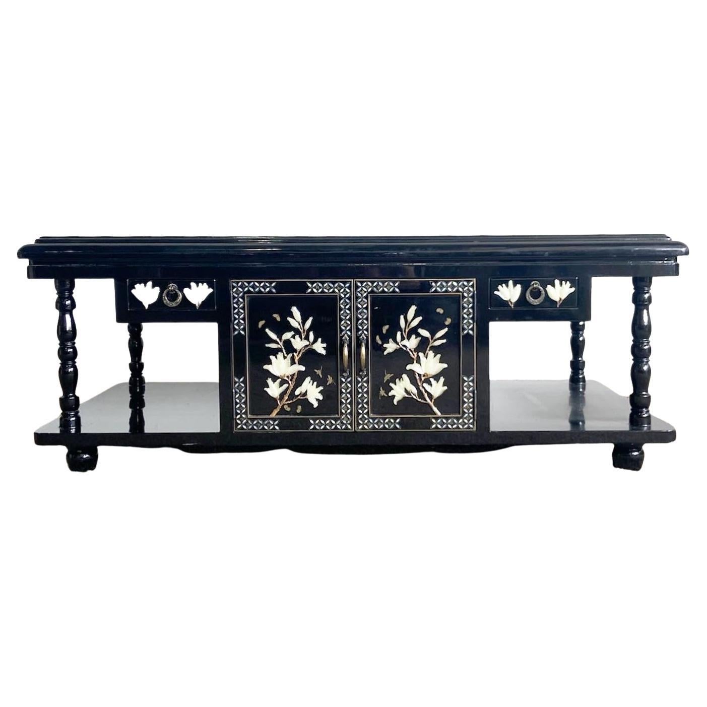 Table basse chinoise en laque noire et incrustation de nacre