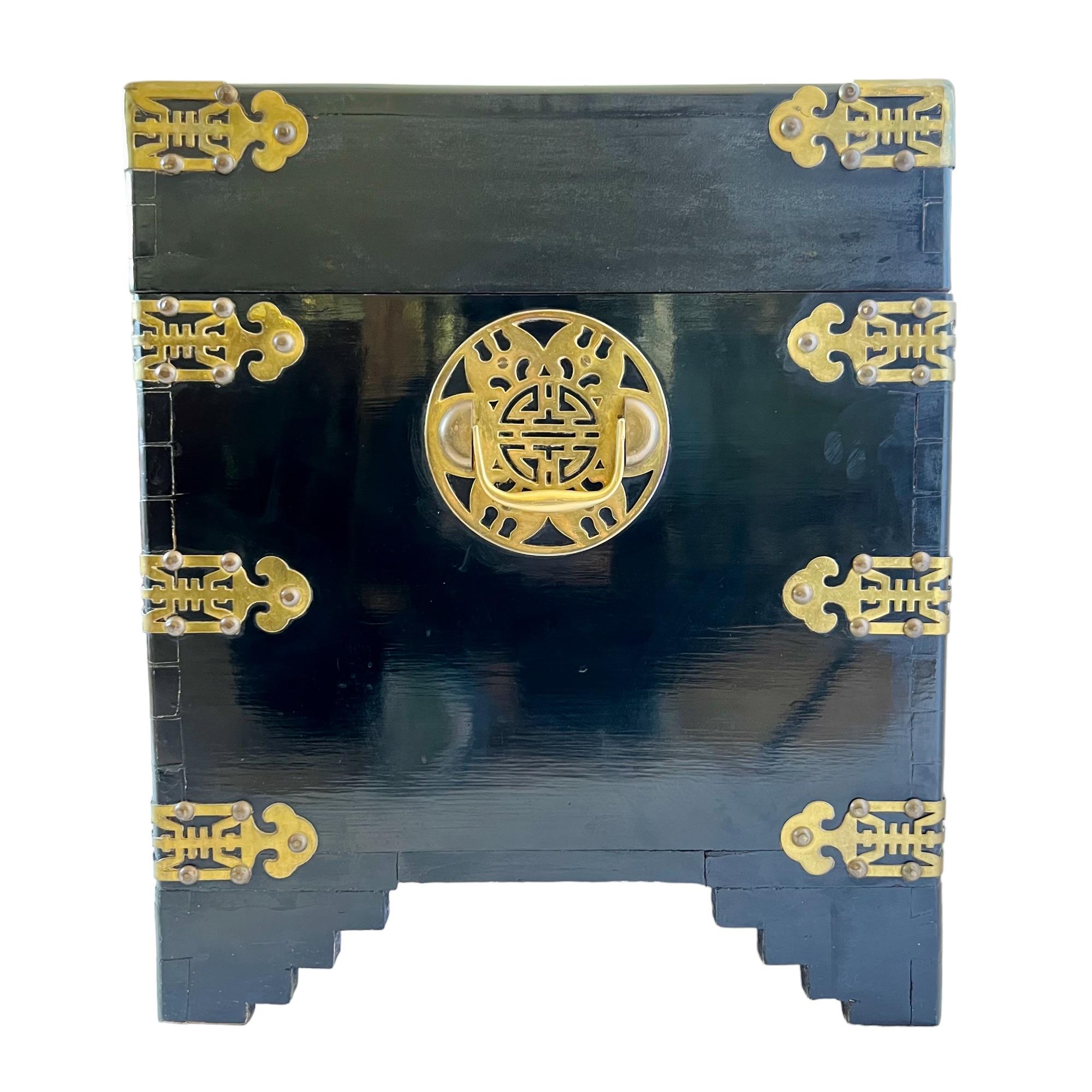 Laqué Coffre chinois en laiton laqué noir, A.I.C., début du 20e siècle. en vente