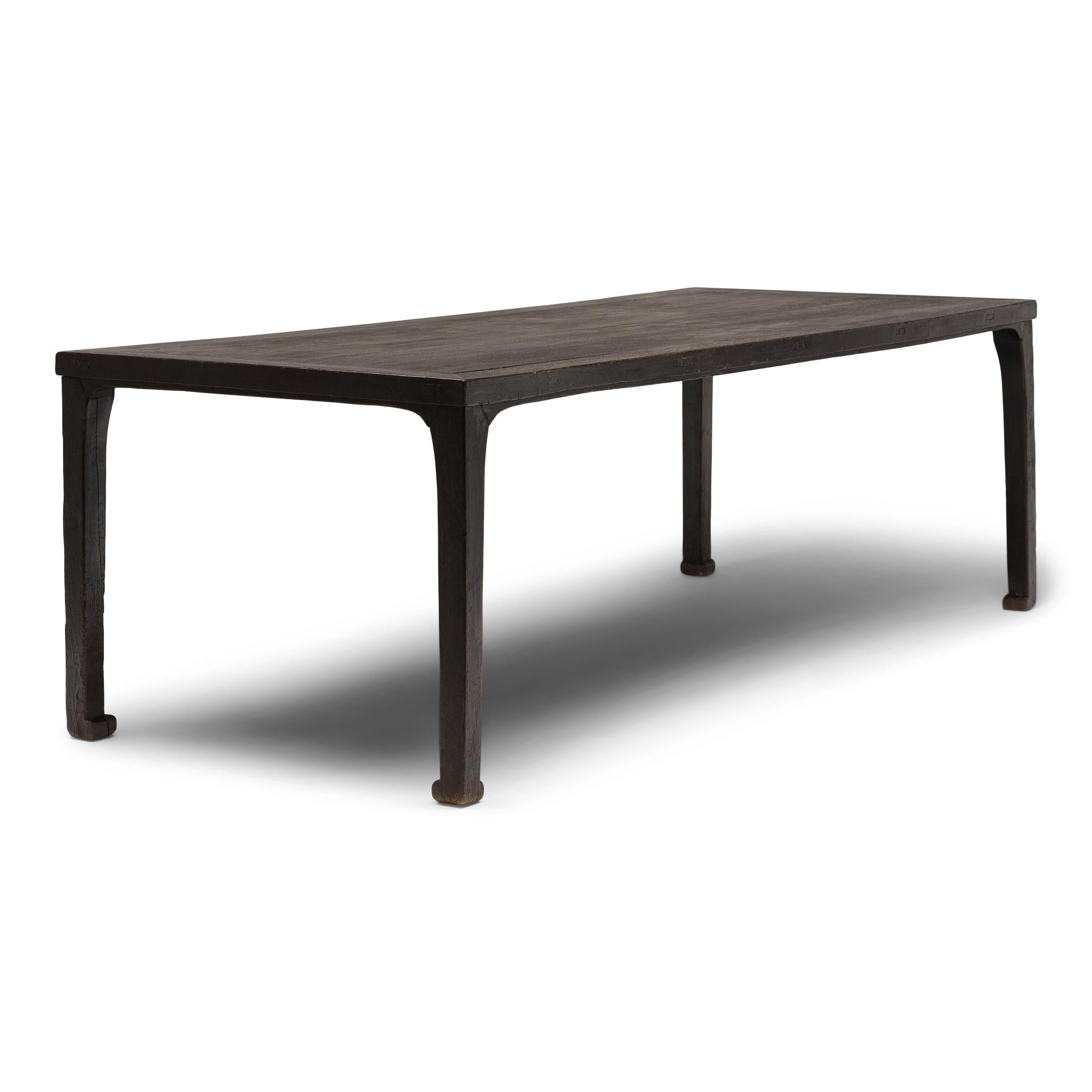 Marquée par des proportions grandioses et une sobriété minimaliste, cette table majestueuse a probablement orné le bureau d'un érudit de la dynastie Qing qui aurait utilisé sa large surface pour étaler des rouleaux peints ou des travaux de