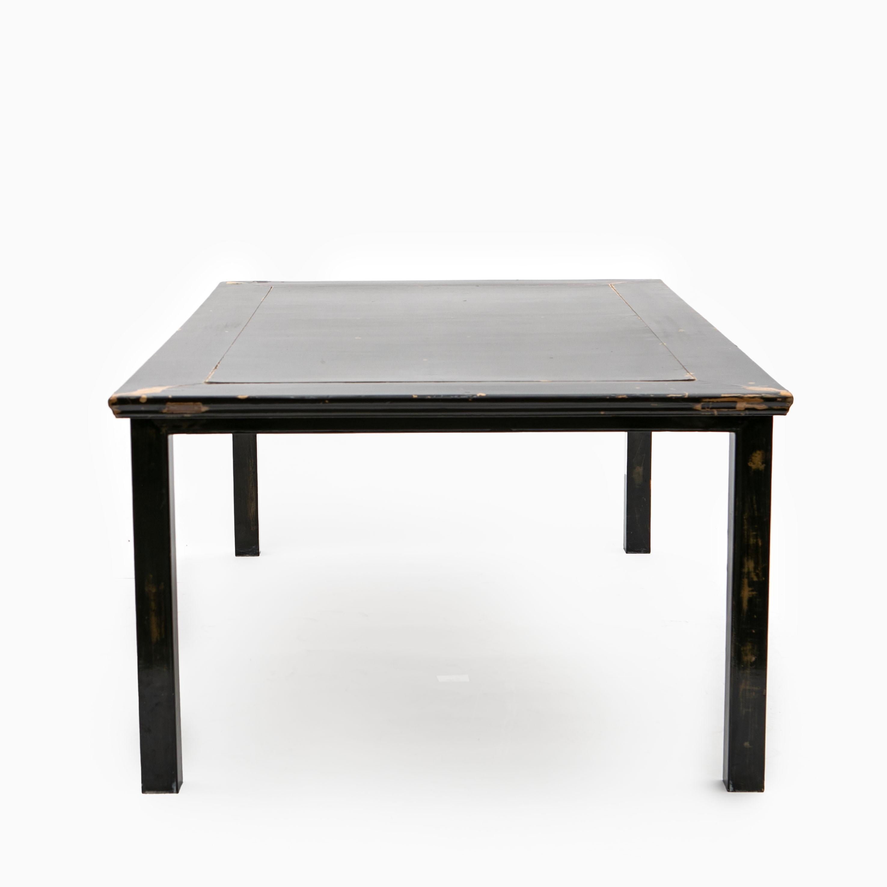 Mesa de caligrafía de madera de tilo lacada en negro con acabado original.
Esta elegante mesa de caligrafía presenta su original lacado negro y una construcción clásica de marco y tablero. Las esquinas y las juntas muestran un desgaste natural, que