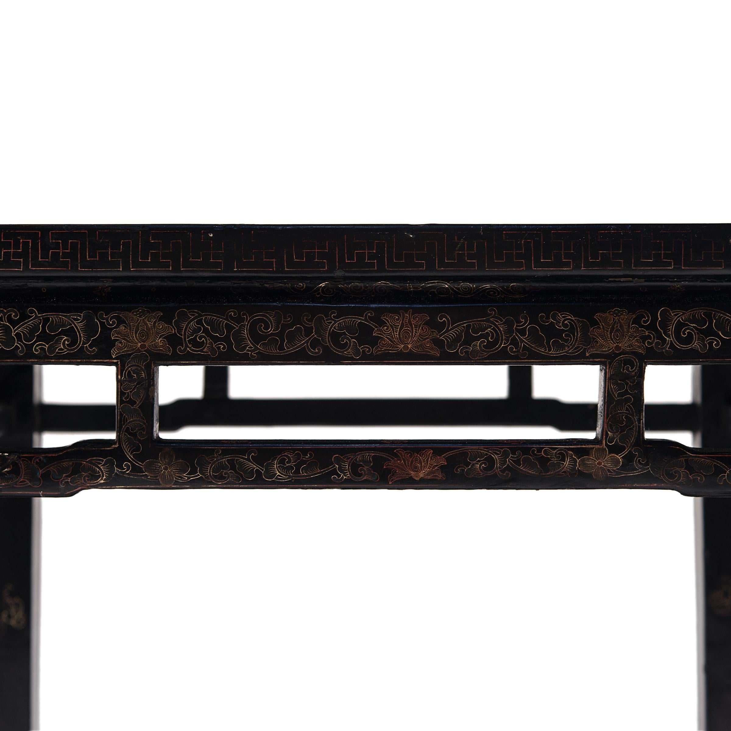 Chinesischer Chrysantheme-Tisch aus schwarzem Lack, um 1900 (Ulmenholz) im Angebot