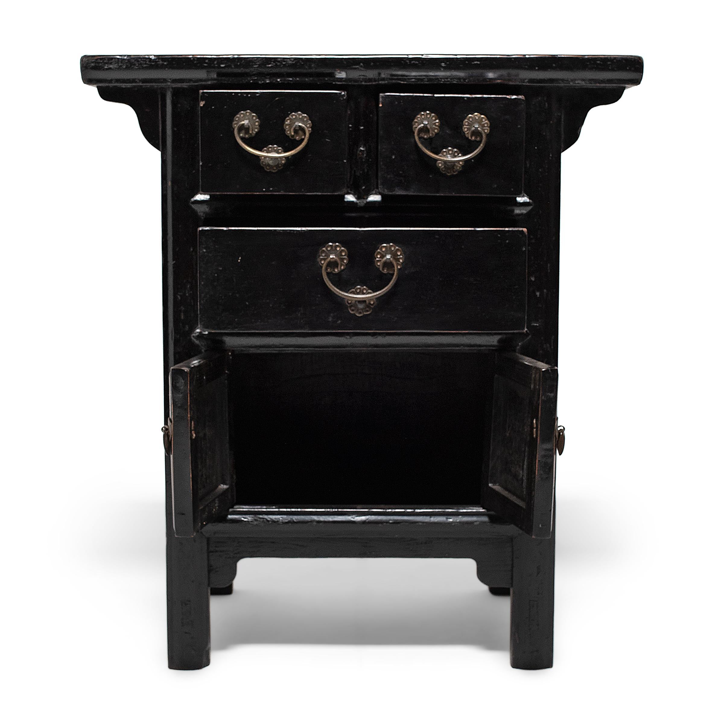 Chinese Black Lacquer Display Table, c. 1850 In Good Condition In Chicago, IL