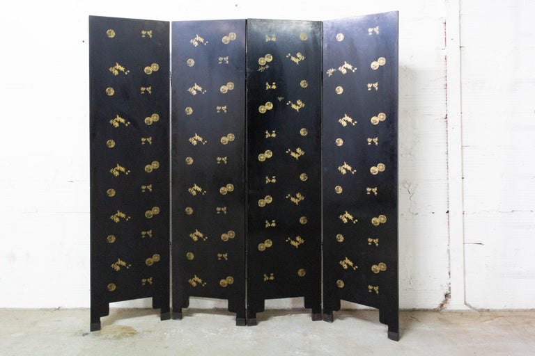 Chinoiserie four-panel double-sided folding screen, Chinese black lacquer room divider.
The second side, black and golden lacquered is very elegant and décorative.
In good condition with minor signs of age
Dimensions when the room divider is