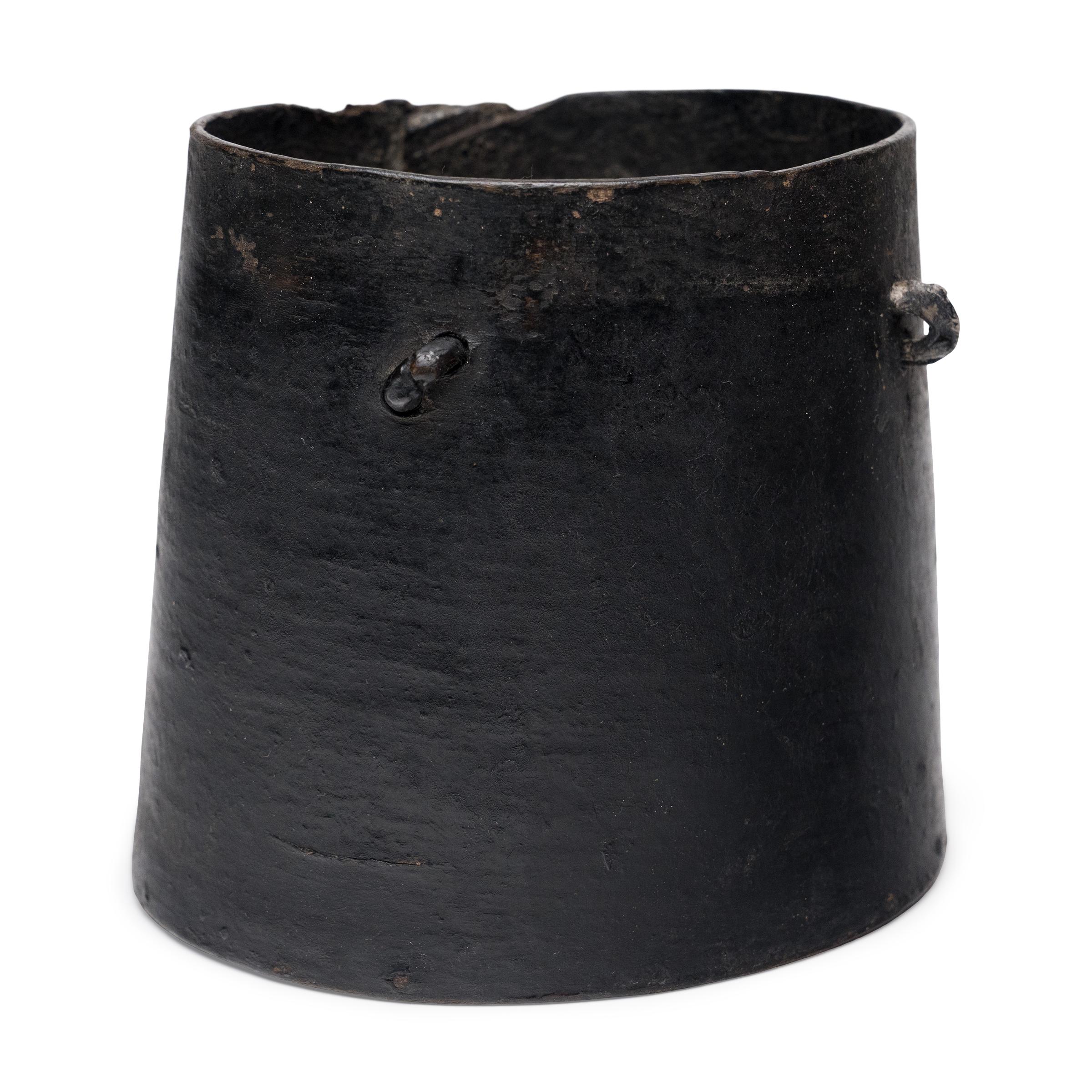 Rustico Secchio da latte cinese in lacca nera in vendita