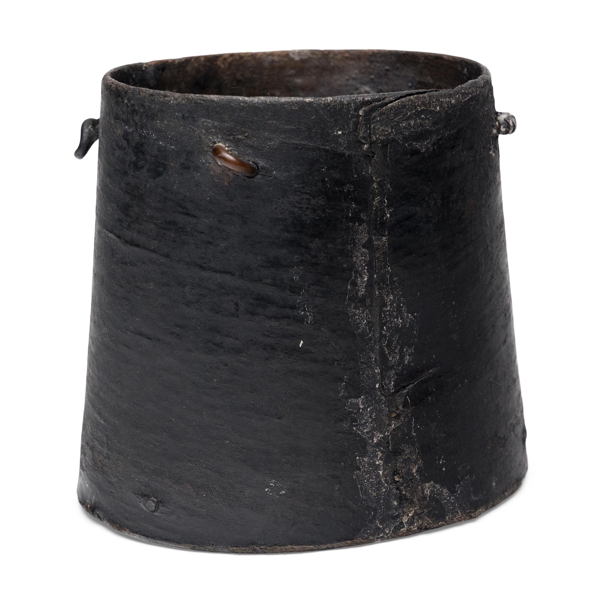 Rustico Secchio da latte cinese in lacca nera in vendita