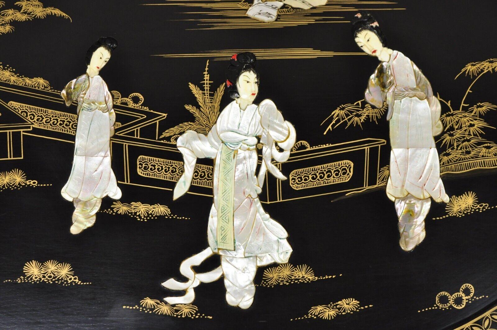 20ième siècle Table basse gigogne ovale chinoise en laque noire nacre 6 tabourets - A en vente