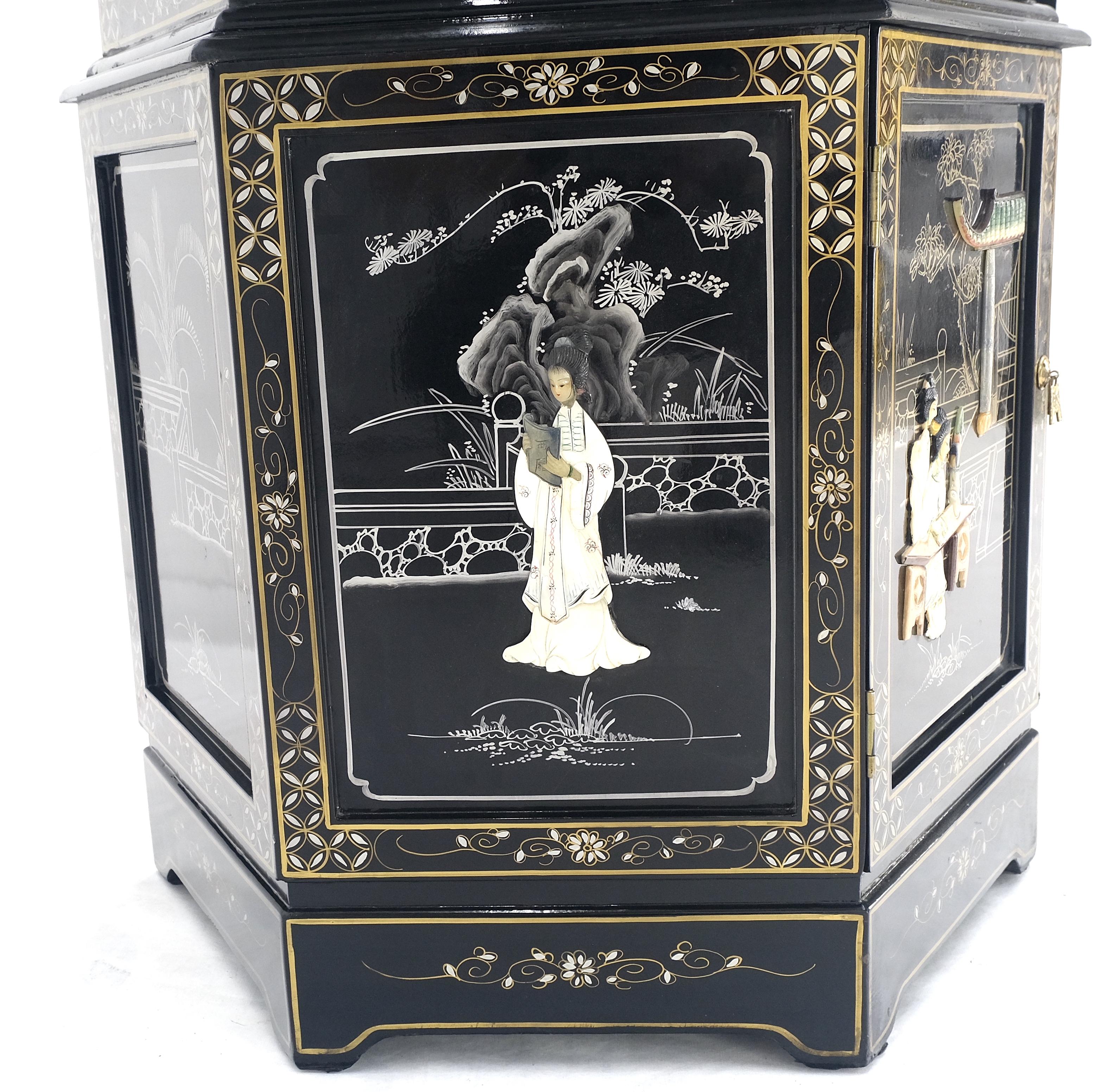 Chinesisch Schwarz Lack Rund Sechseck Pagode Top Perlmutt Vitrine Display (20. Jahrhundert) im Angebot