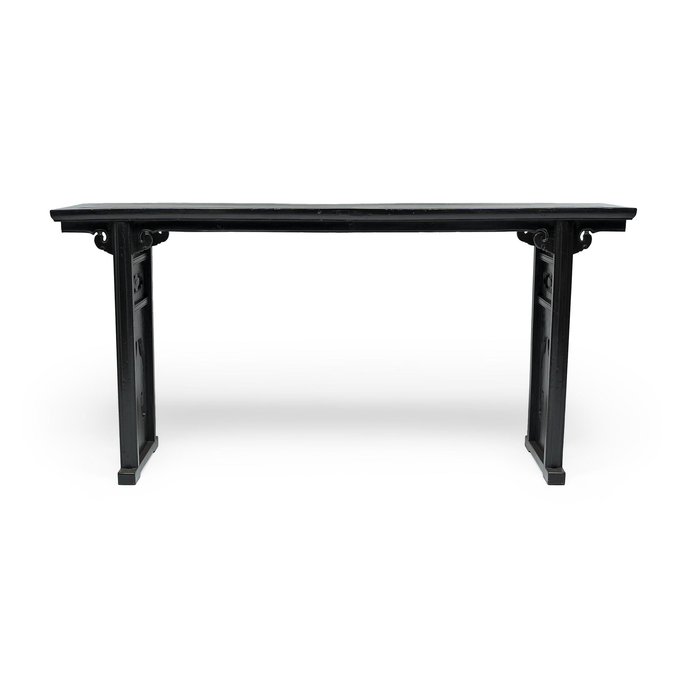 Chinese Black Lacquer Ruyi Altar, c. 1900 In Good Condition In Chicago, IL