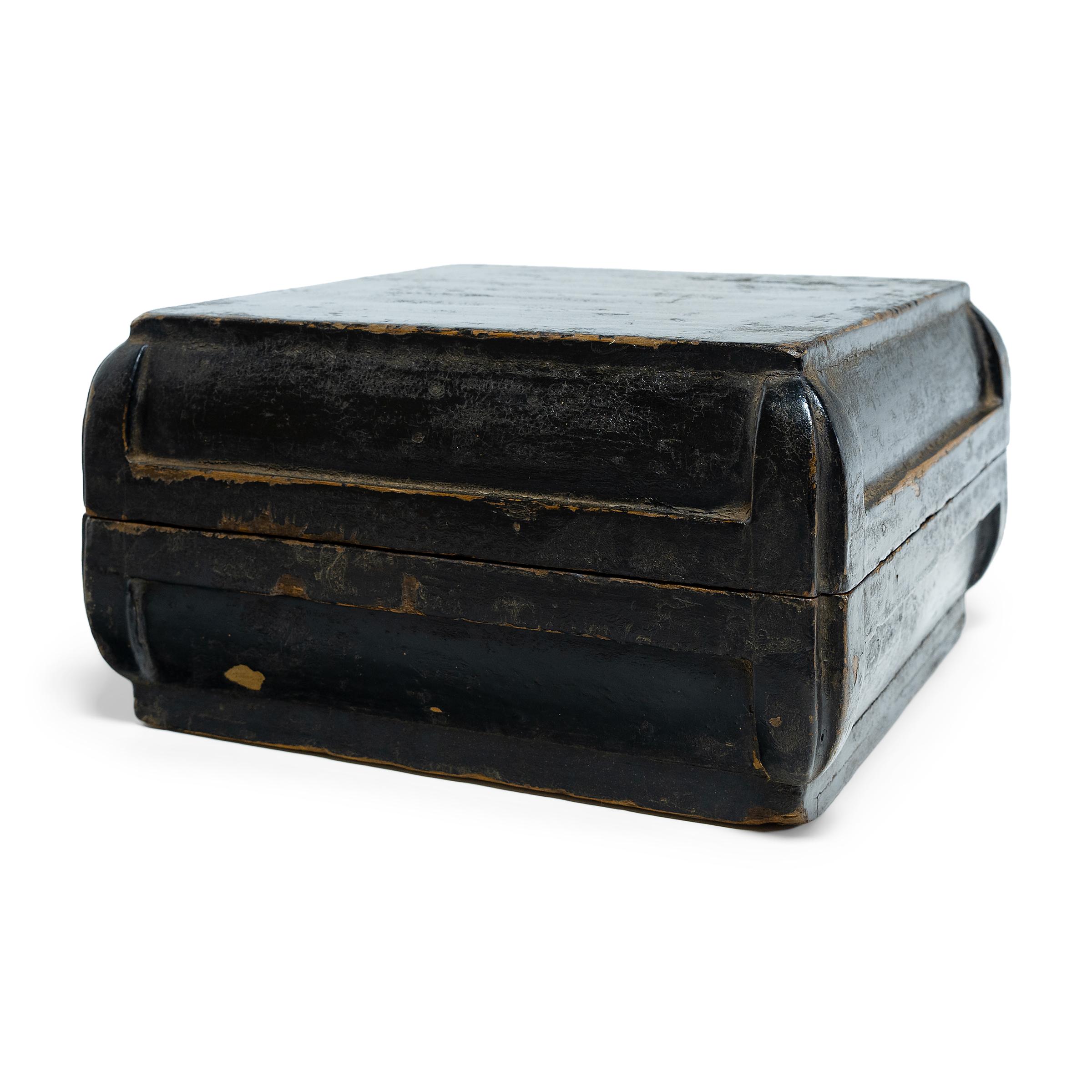 Diese schlichte, lackierte Schachtel wurde im 19. Jahrhundert als Imbissschachtel verwendet, die zu Feiertagen und besonderen Anlässen verschenkt wurde. Zur Freude der Empfänger kam beim Öffnen der unscheinbaren Schachtel eine Fülle beliebter Snacks