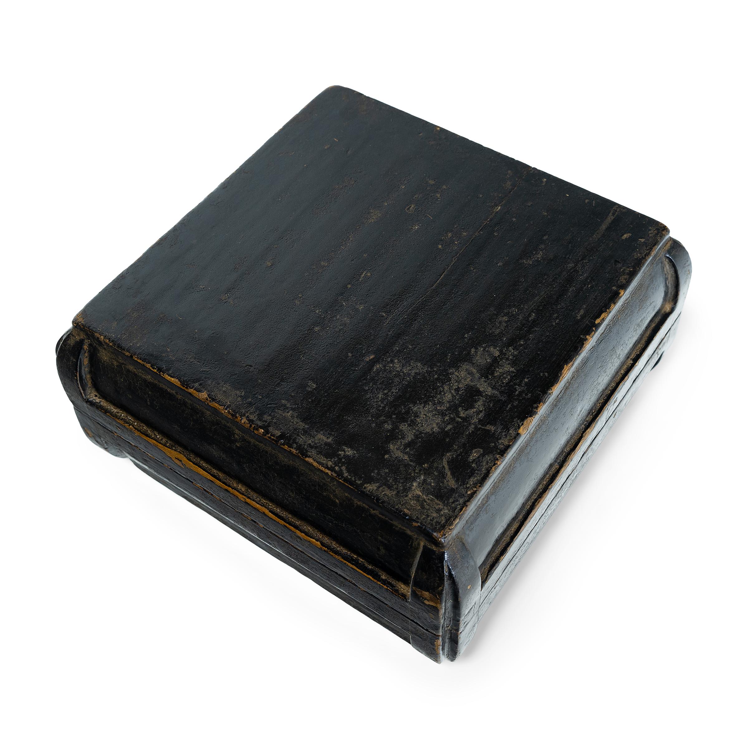 Chinese Black Lacquer Snack Box, c. 1820 In Good Condition In Chicago, IL