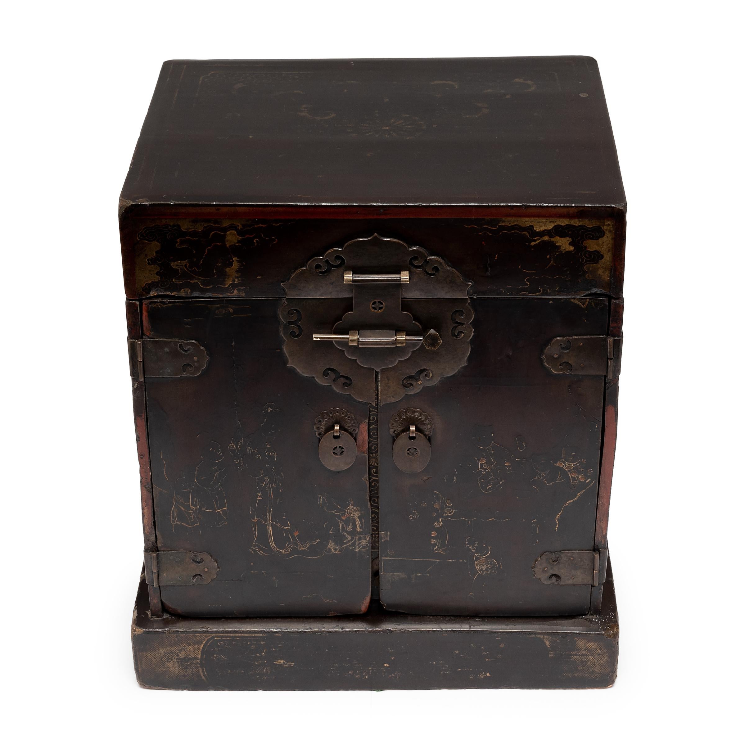 Chinese Black Lacquer Vanity Box, c. 1850 In Good Condition For Sale In Chicago, IL