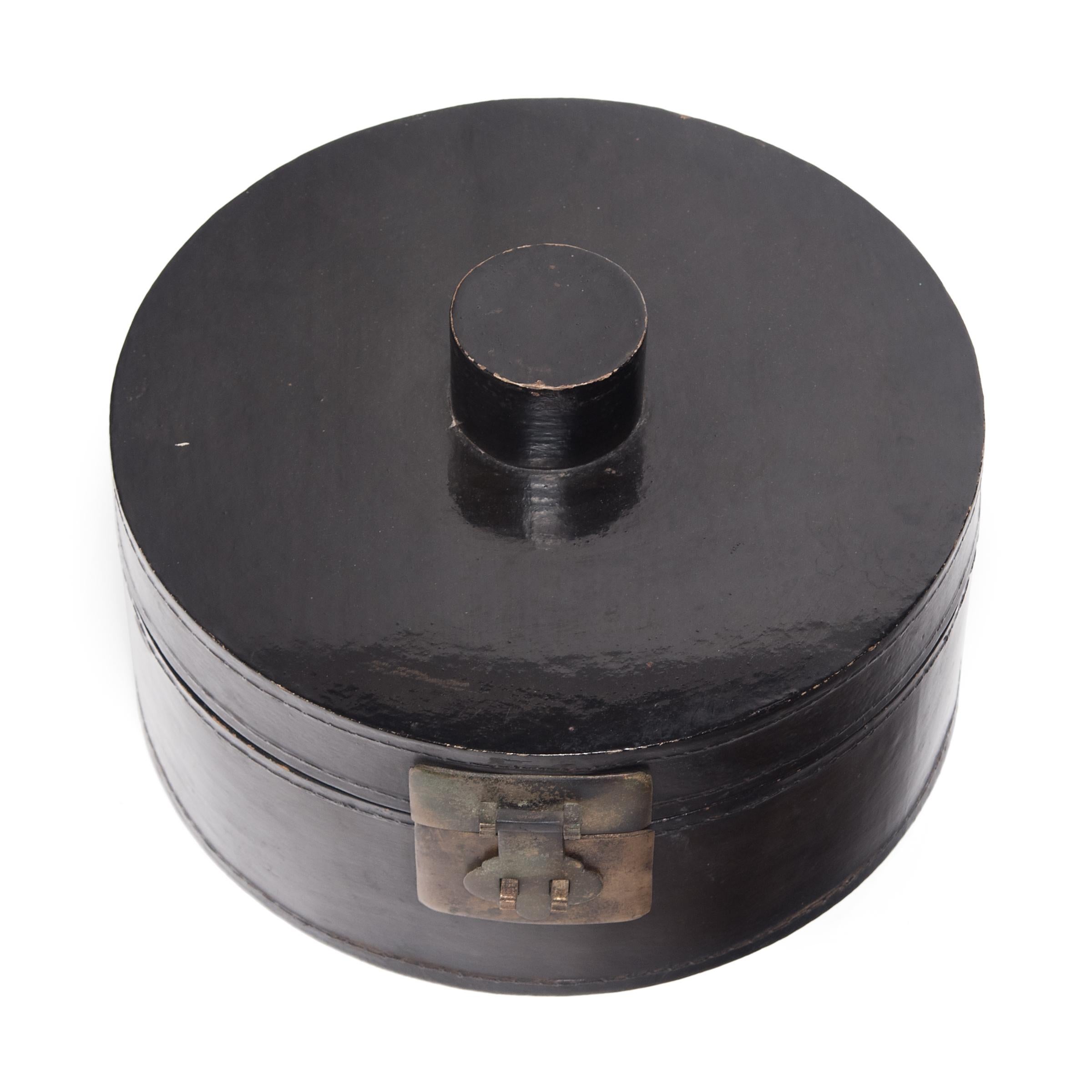 Chinese Black Lacquer Winter Hat Box, circa 1850 In Good Condition In Chicago, IL