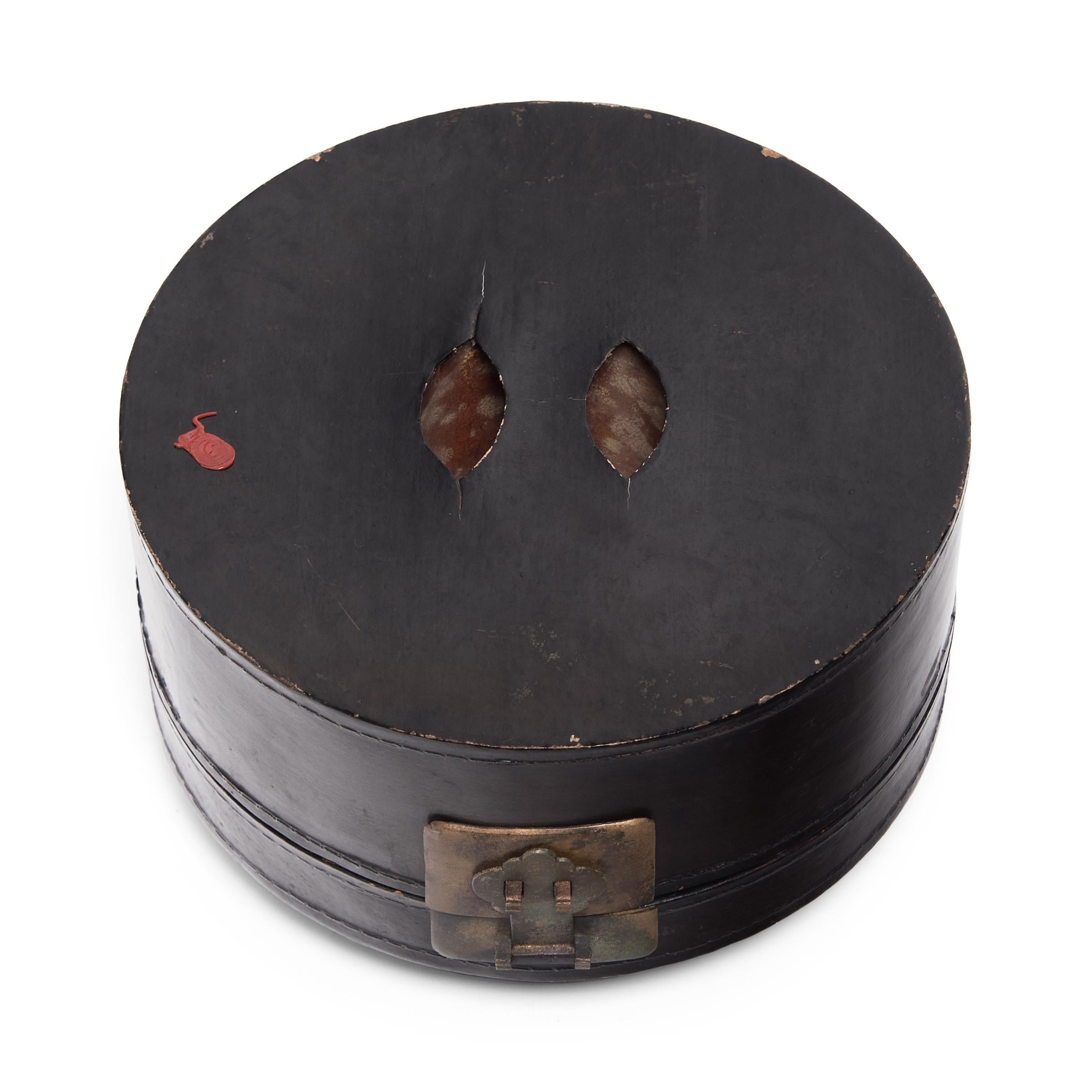 Chinese Black Lacquer Winter Hat Box, circa 1850 1