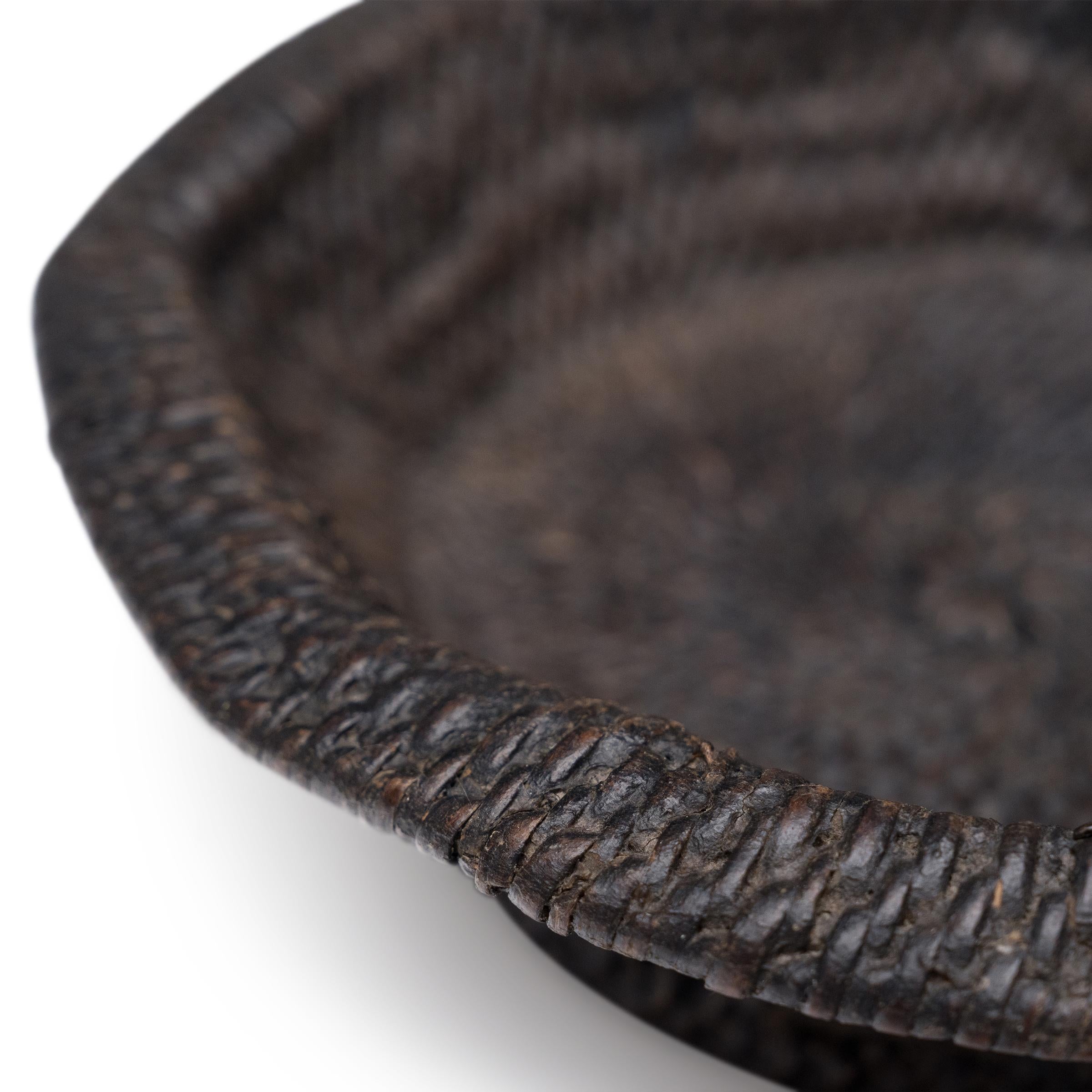 Plato chino tejido de laca negra, c. 1900 Rústico en venta