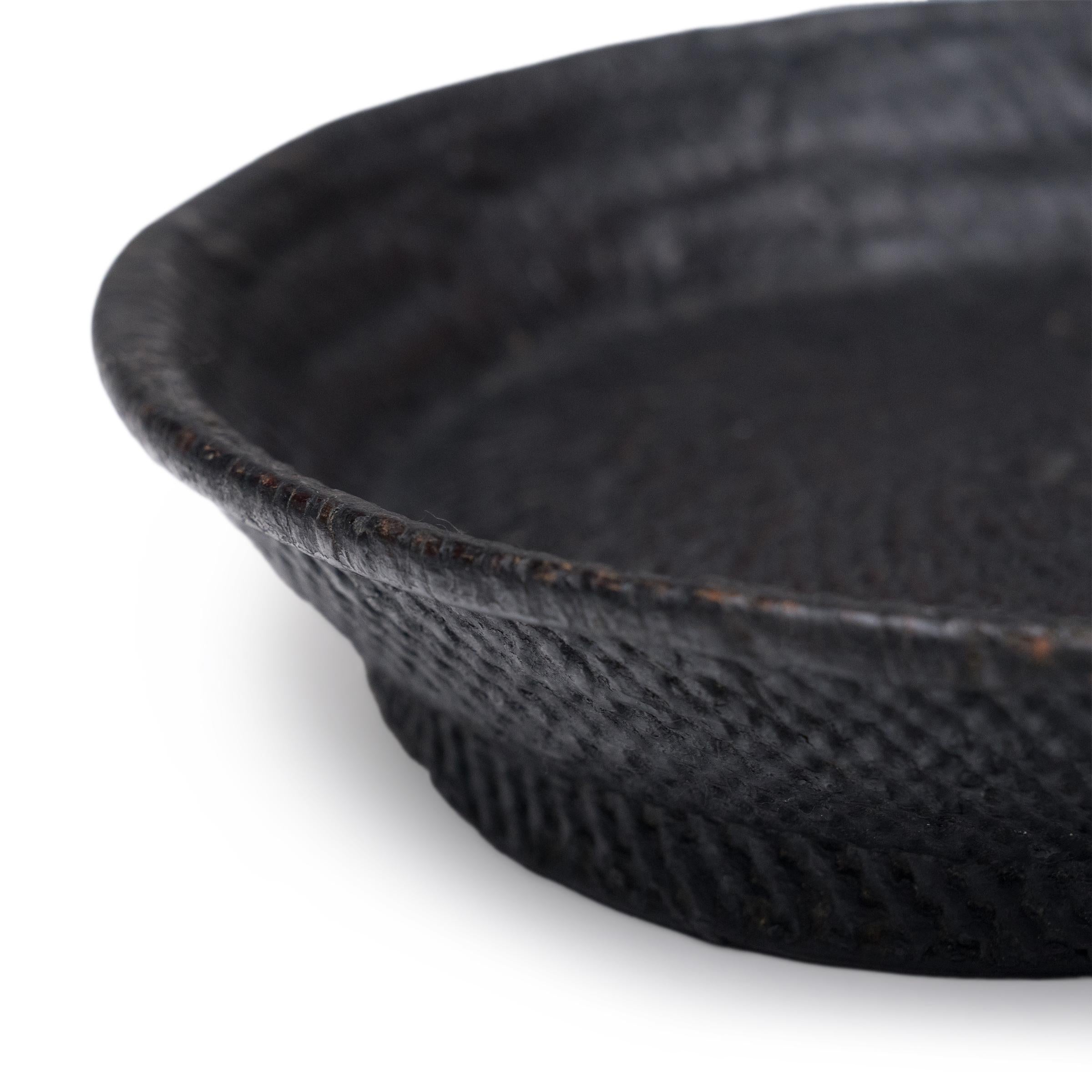 Rustico Piatto cinese in lacca nera intrecciata, 1900 ca. in vendita