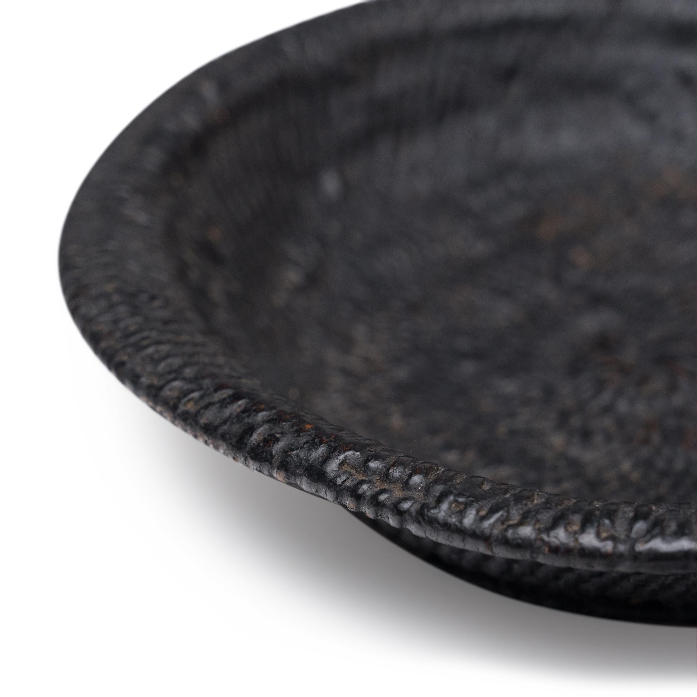 Rustico Piatto cinese in lacca nera intrecciata, 1900 ca. in vendita