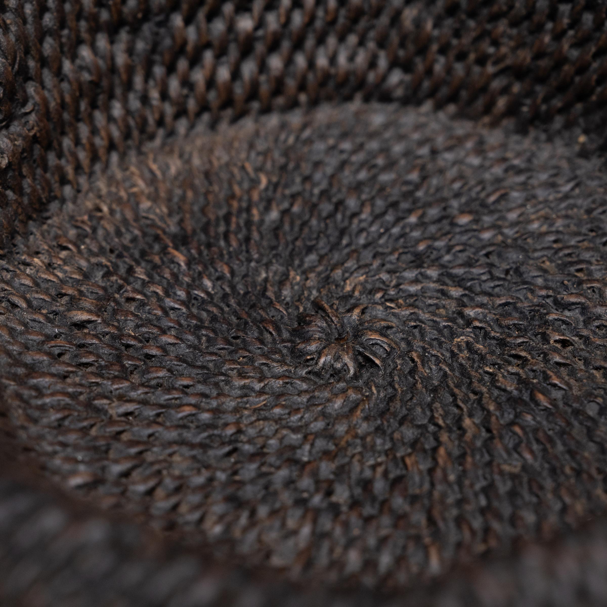 Plato chino tejido de laca negra, c. 1900 Chino en venta