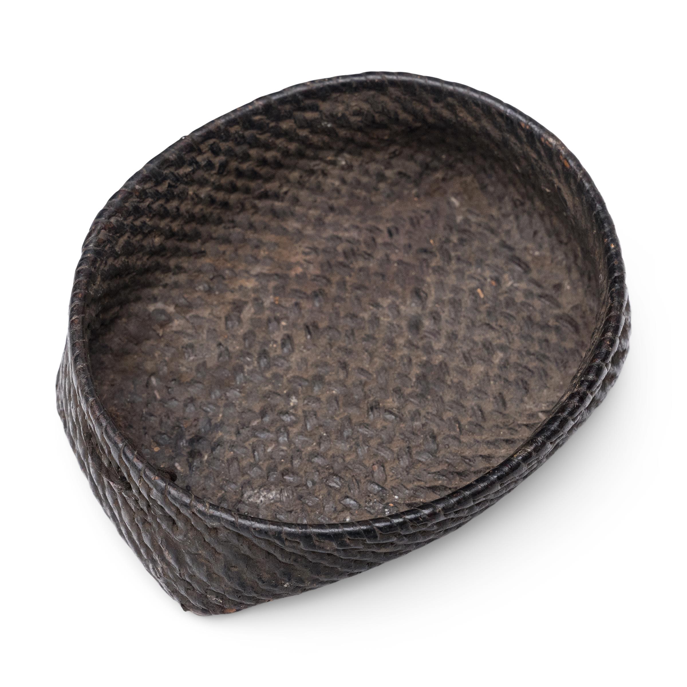 Rustico Vassoio cinese in lacca nera intrecciata, 1900 ca. in vendita