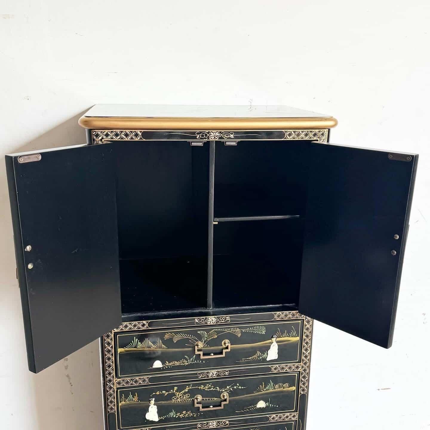 Tauchen Sie ein in die zeitlose Anziehungskraft traditioneller chinesischer Handwerkskunst mit diesem atemberaubenden, schwarz lackierten Wäscheschrank. Dieser Schrank ist mit aufwändigen handgemalten Goldmotiven verziert und strahlt Raffinesse und