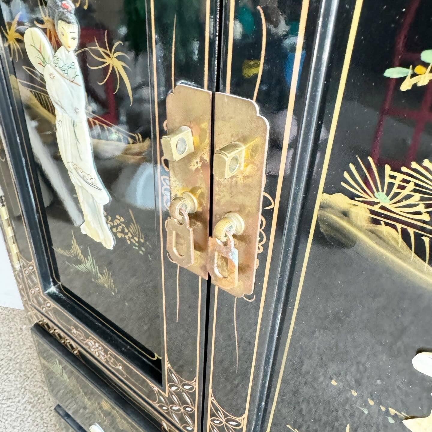 Chinesischer schwarz lackierter und goldfarbener handbemalter Dessous-Schrank im Angebot 4