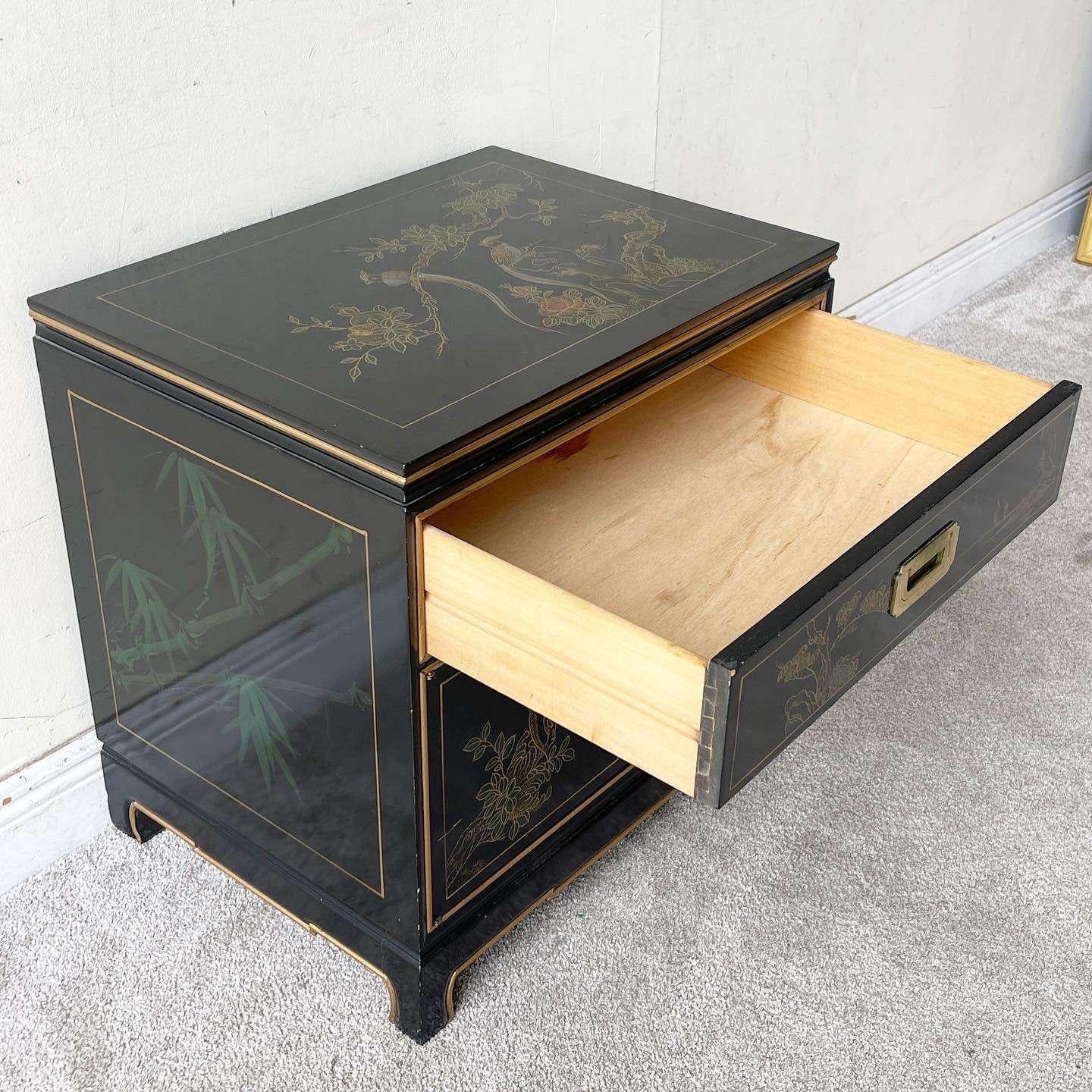 Laiton Table de nuit/table d'extrémité chinoise laquée noire et or en vente