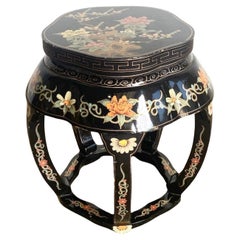Tabouret bas/table d'appoint chinois laqué noir et peint à la main
