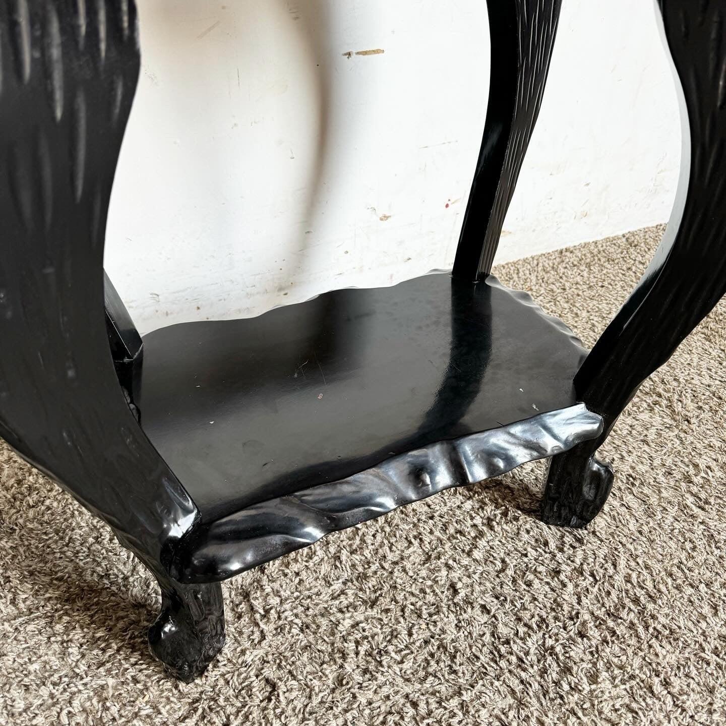 Découvrez le savoir-faire exquis de ces tables d'appoint chinoises laquées noir, ornées de motifs complexes peints à la main et d'incrustations de nacre. Chaque table présente une construction sans jointure utilisant une technique de calage sans