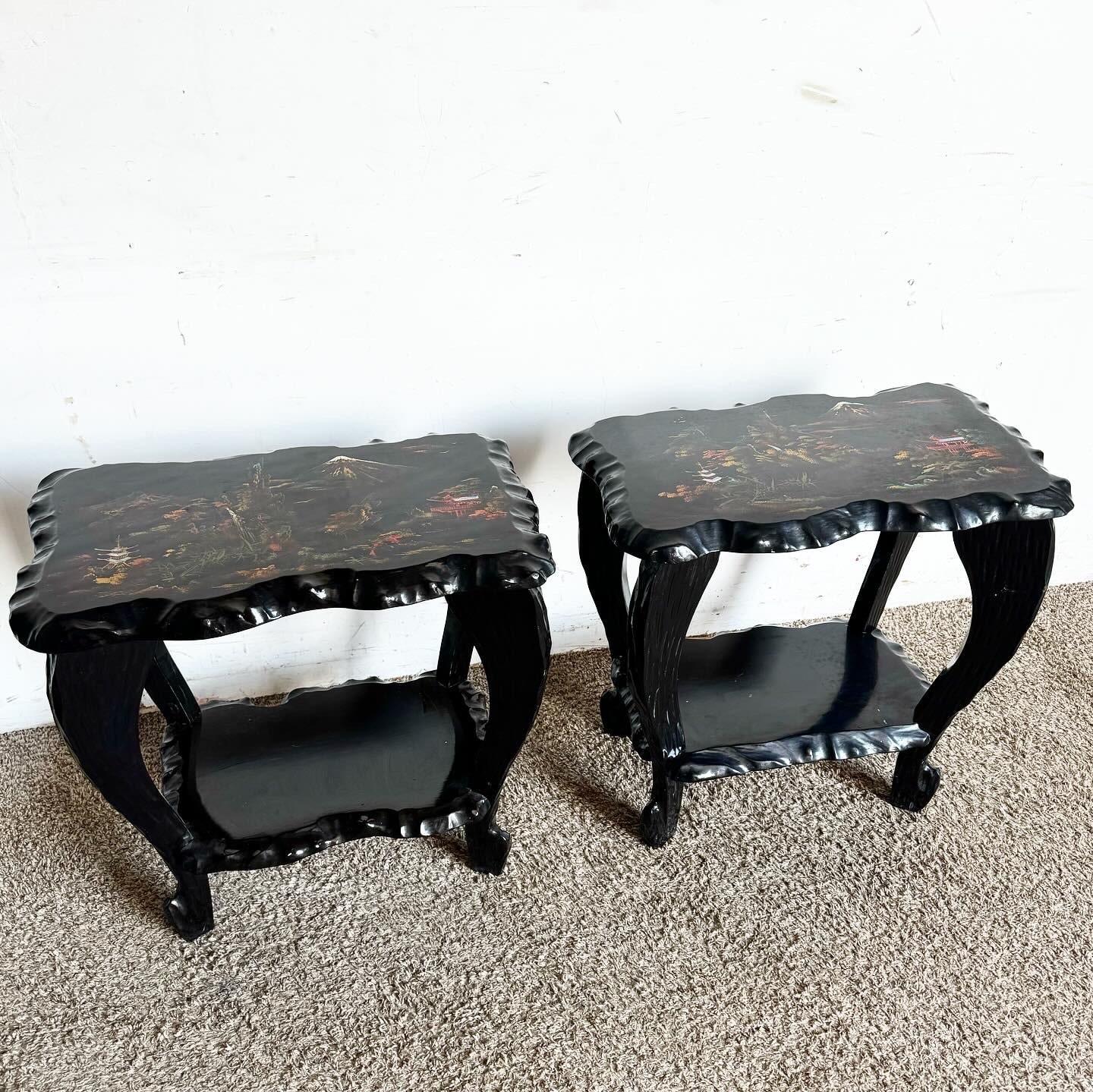 Tables d'appoint chinoises laquées noires et peintes à la main avec incrustation de nacre en vente 3