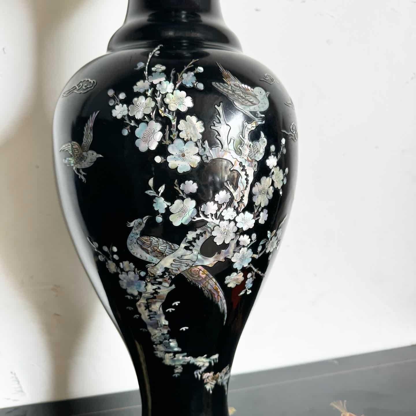 Cet exquis vase chinois en laiton laqué présente des incrustations complexes de nacre avec de délicats motifs floraux et d'élégants oiseaux. Sa silhouette épurée et ses accents chatoyants en font une pièce d'apparat parfaite pour tout décor,