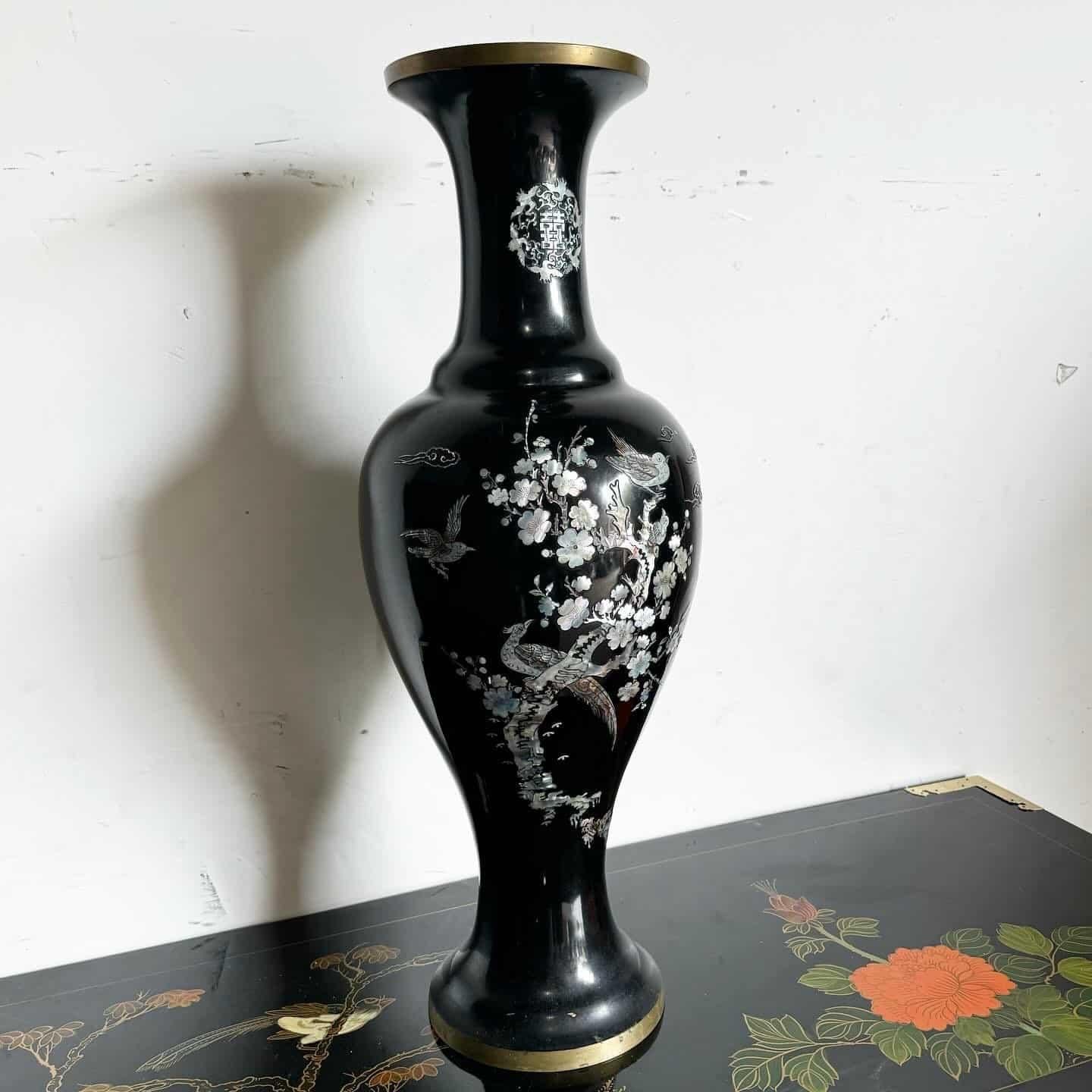 Chinois Vase chinois en laiton laqué noir et nacre en vente