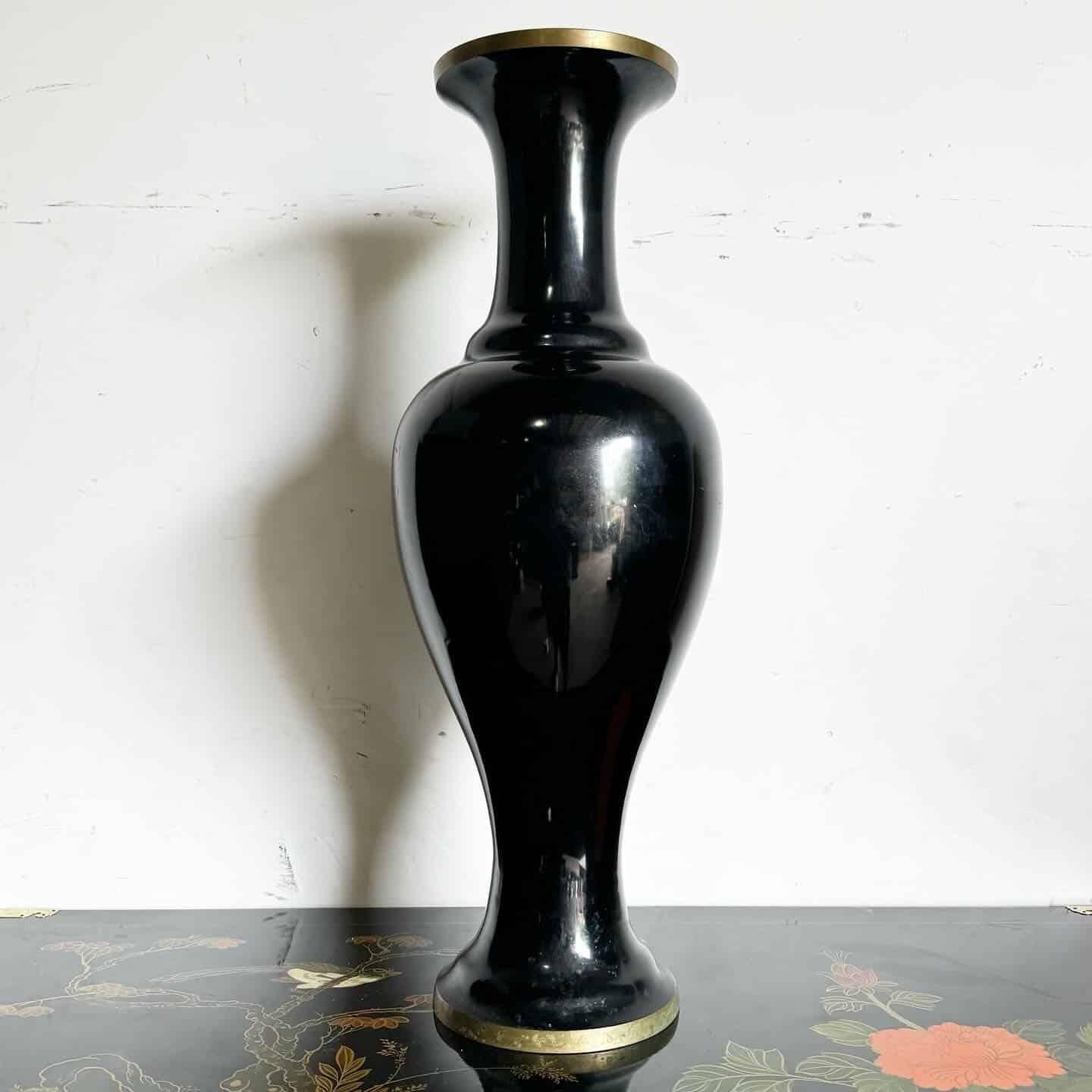 Vase chinois en laiton laqué noir et nacre Bon état - En vente à Delray Beach, FL