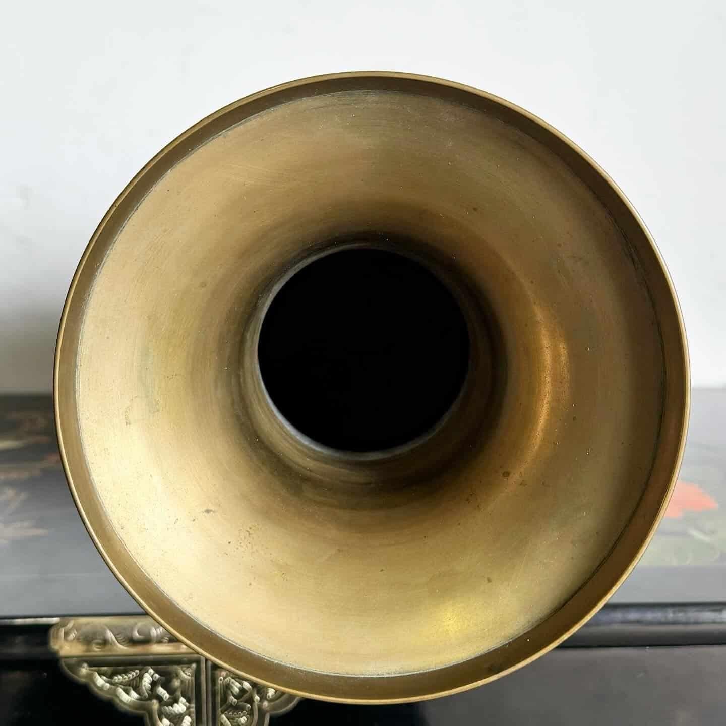 Laiton Vase chinois en laiton laqué noir et nacre en vente