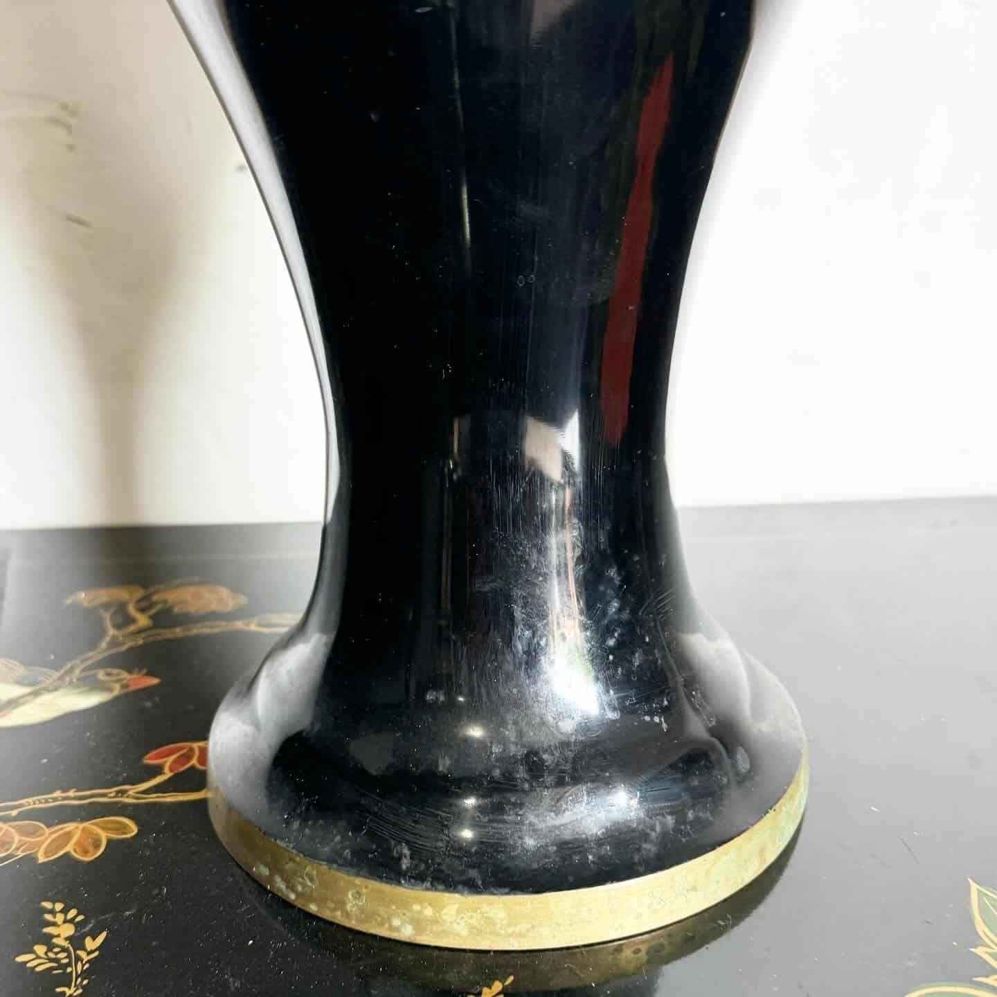Vase chinois en laiton laqué noir et nacre en vente 1