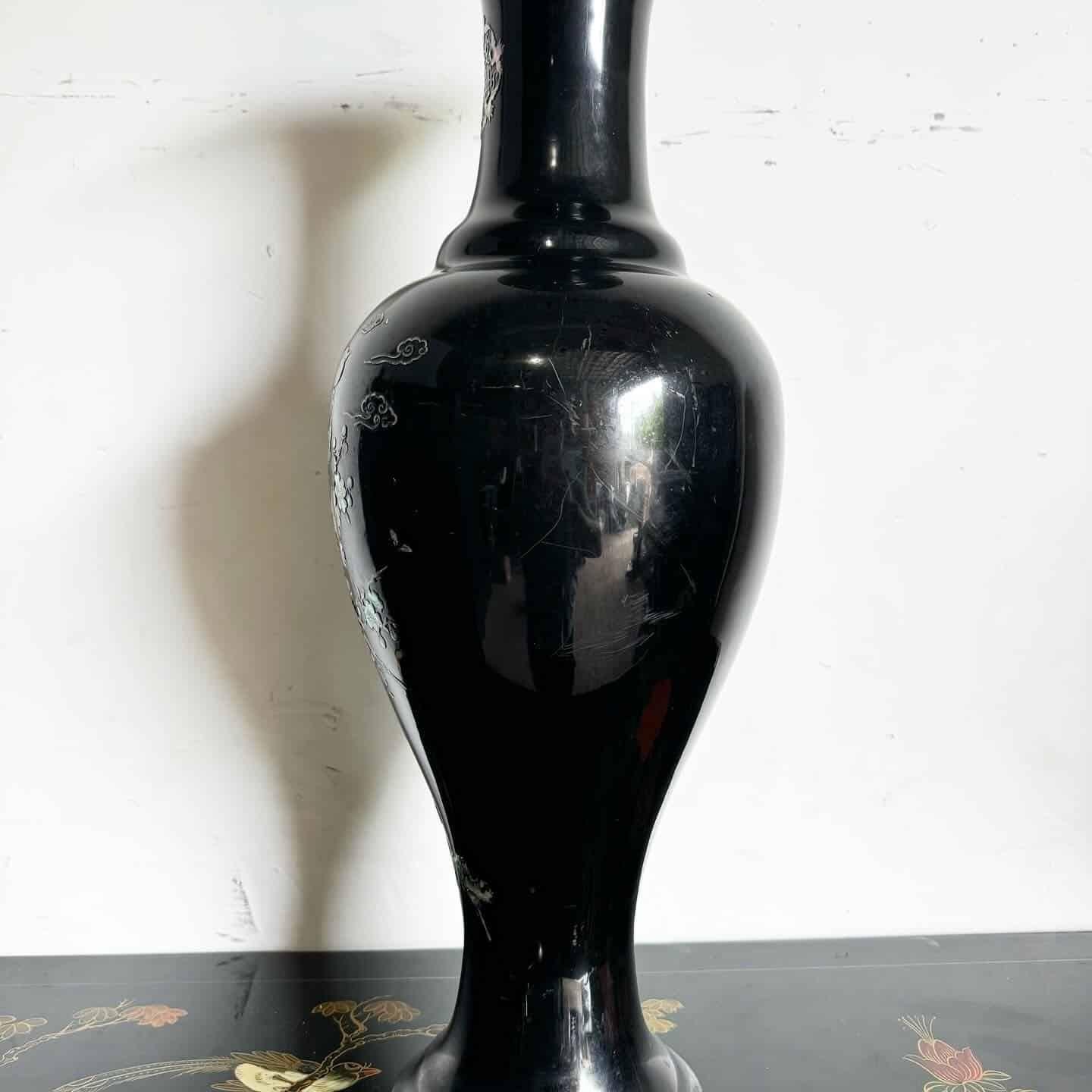 Vase chinois en laiton laqué noir et nacre en vente 2