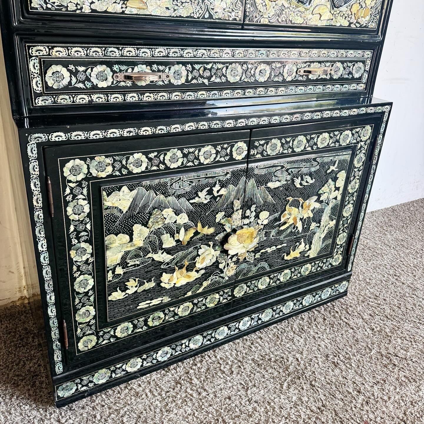 Vitrina china lacada en negro y con incrustaciones de nácar Chino