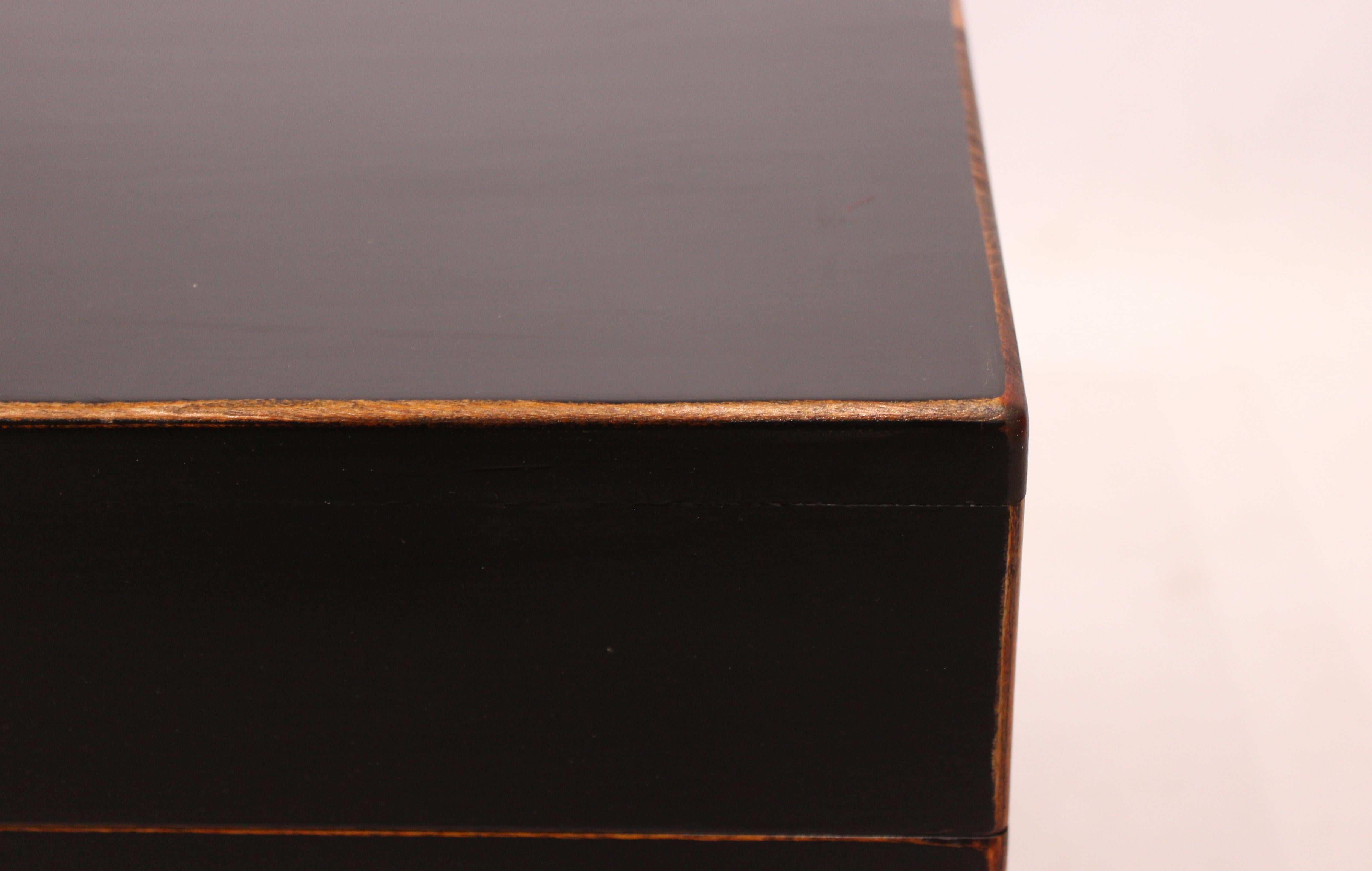 Chinese Black Lacquered Chest from the 1940s In Good Condition In Lejre, DK