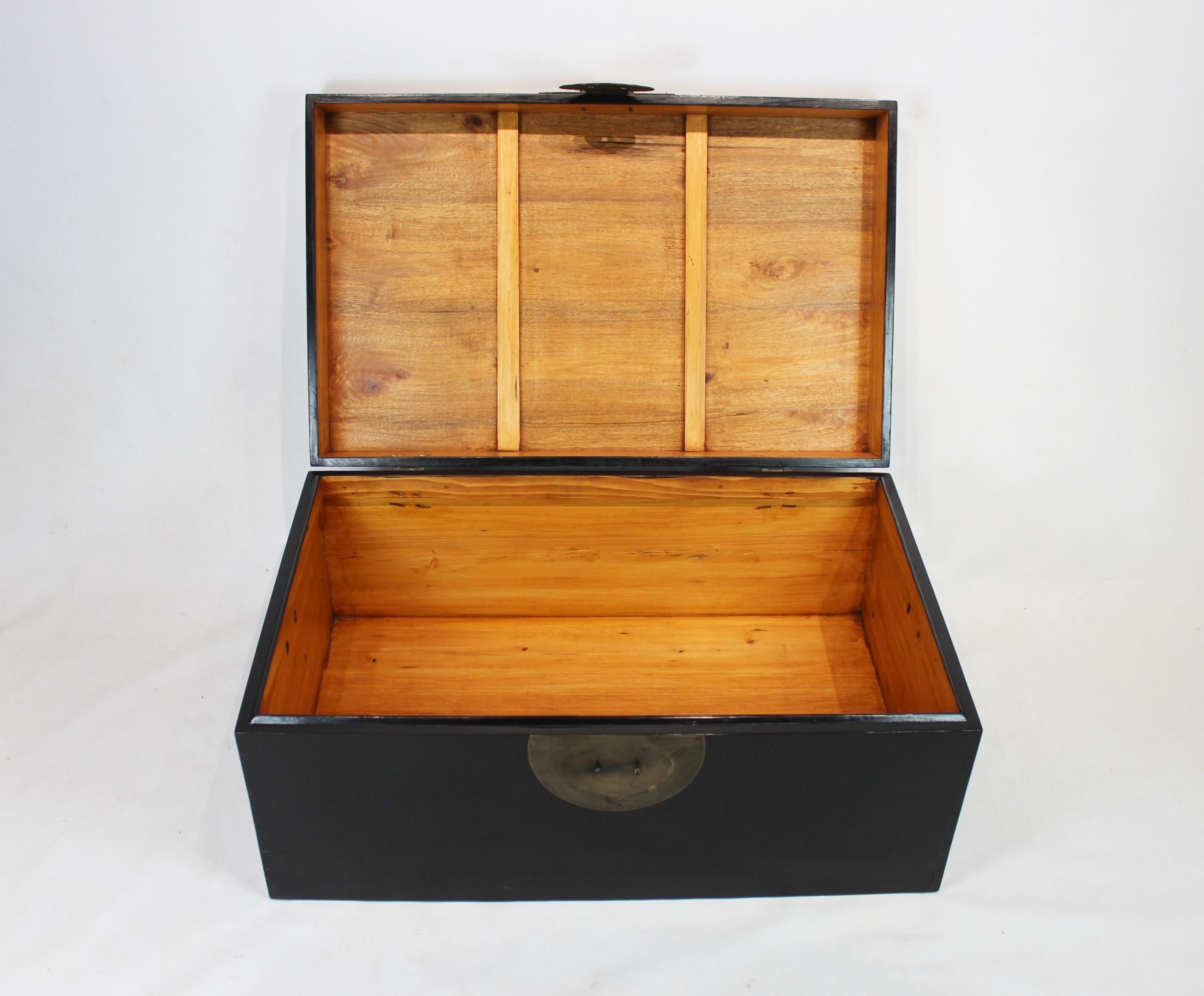 Chinese Black Lacquered Chest from the 1940s In Good Condition In Lejre, DK
