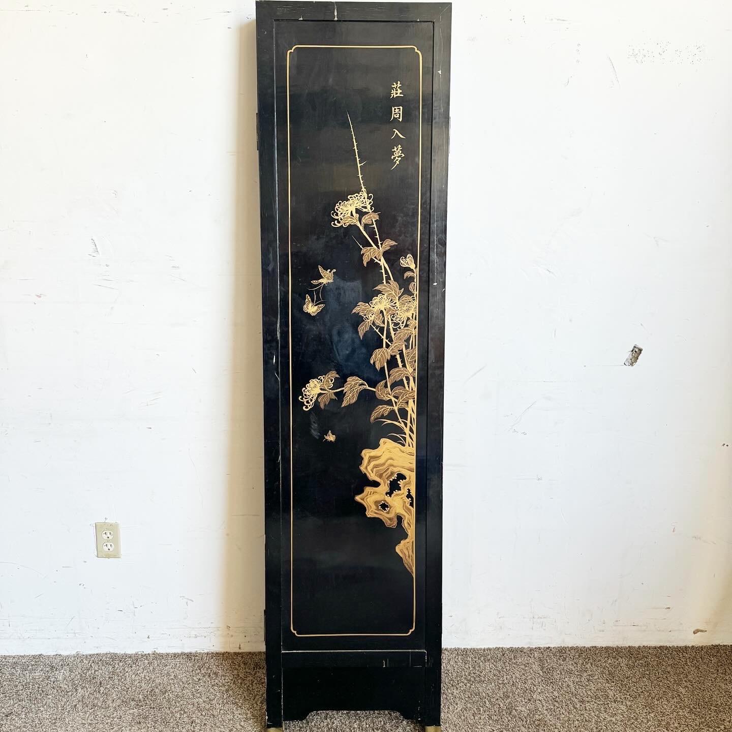 Añade un toque de lujo y sofisticación a tu espacio con este biombo/separador chino lacado en negro dorado y piedra. Con un rico marco lacado en negro con intrincados detalles dorados, este separador es una obra maestra de elegancia. Los paneles