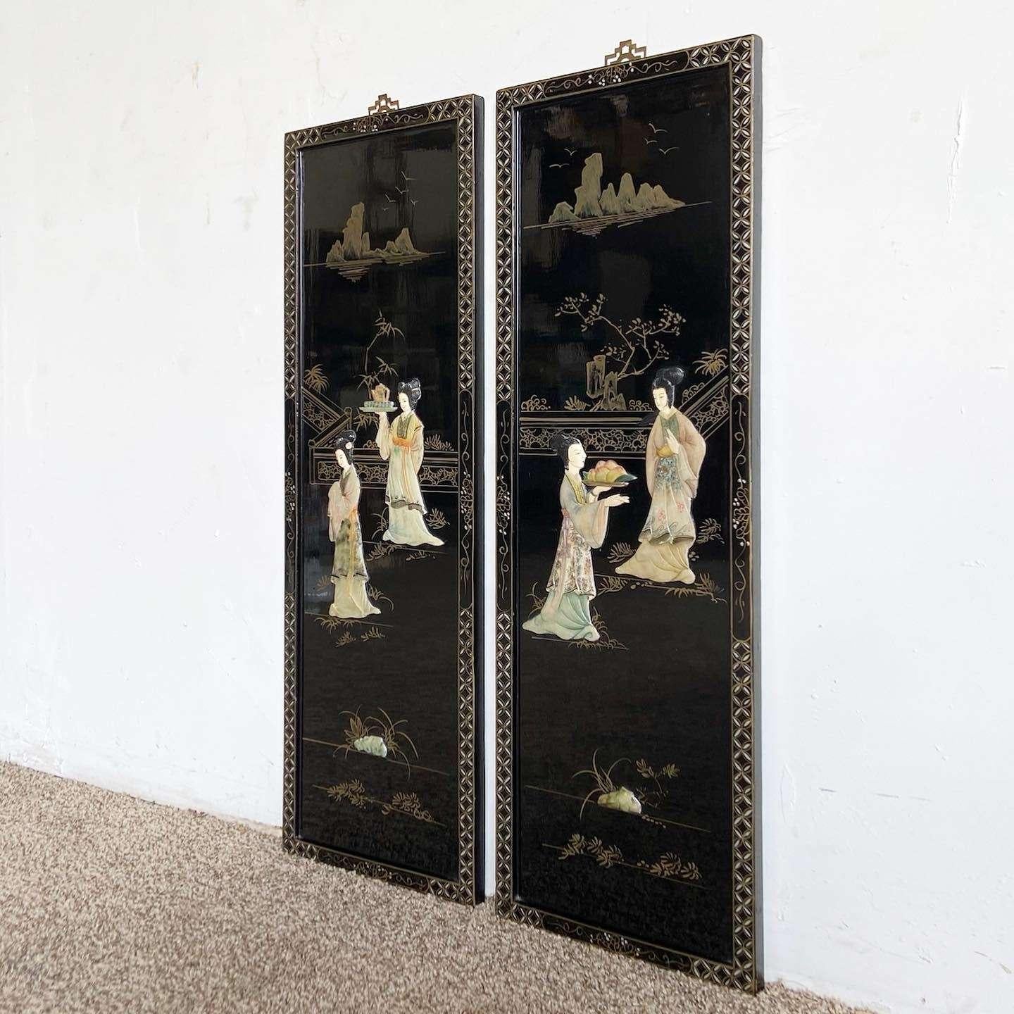 Chinesisches schwarz lackiertes, handbemaltes und besticktes Wandzubehör mit Figuren – ein Paar (Chinesischer Export) im Angebot