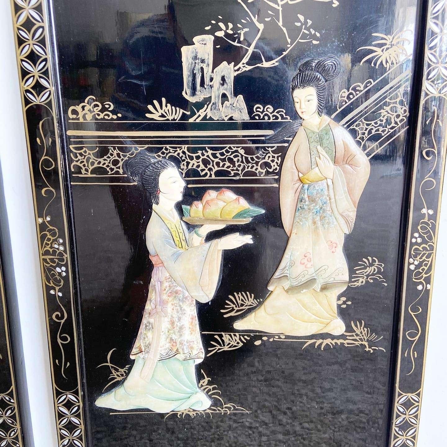Chinesisches schwarz lackiertes, handbemaltes und besticktes Wandzubehör mit Figuren – ein Paar (Ende des 20. Jahrhunderts) im Angebot
